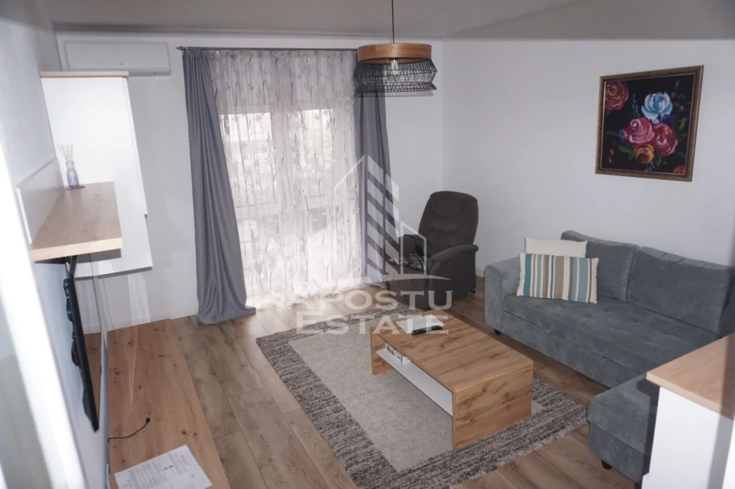 Apartament cu 2 camere, loc de parcare, piscina, Sweet Home, Giroc - Agentia Imobiliara APOSTU ESTATE va ofera spre inchiriere un apartament cu 2 camere, situat in Giroc.

Acest apartament cu o suprafata de 54 mp dispune de urmatoarele facilitati:
- Bucatarie spatioasa, complet utilata, cu loc de luat masa;
- Hol de acces;
- Sufragerie luminoasa;
- Dormitor mobilat cu pat matrimonial;
- Baie dotata cu cada si geam pentru ventilatie naturala.

Confortul termic este asigurat de centrala proprie pe gaz. Incalzire in pardoseala. Apartamentul se bucura de o pozitionare privilegiata, oferind acces rapid la diverse puncte de interes din zona:
- Supermarketuri precum Lidl sau Kaufland;
-Mijloace de transport in comun la 5 minute.

Va invitam cu drag sa programati o vizionare pentru a aprecia personal toate facilitatile si avantajele acestui apartament.
Disponibil din 20 septembrie!

ID intern: CP2457944!