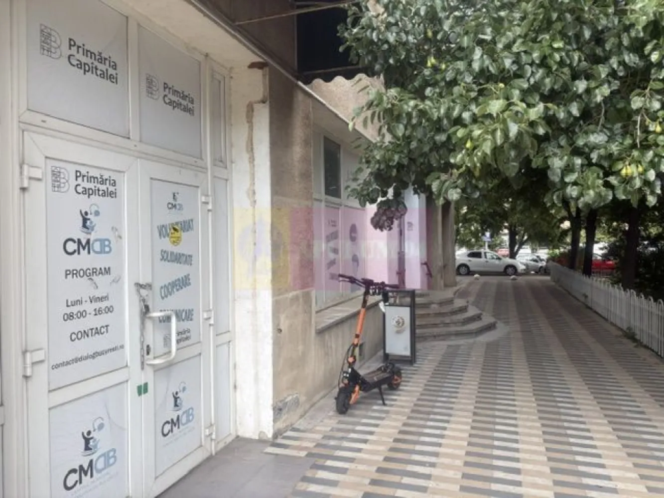 Spatiu comercial 13 Septembrie- Panduri- Tudor Vladimirescu. - Compania imobiliara Apulum 94 va propune un spatiu comercial situat in zona 13 Septembrie- Panduri- Tudor Vladimirescu. 
Spatiul are deschidere laterala, are 2 intrari si este la parter de bloc. 
Suprafata totala este de 120 mp utili, fiind compartimentat la parter avand 80 mp si o supanta avand 40 mp. 
Este pretabil pentru multe activitati liberale: notariat, cabinet medical, de analize medicale, de minimarket, avocatura, etc. 
Zona este foarte usor accesibila, fiind mijloace de transport. 
Pentru vizionare si mai multe detalii nu ezitati sa ma contactati pe nr 0733683446- Laura Ionescu.