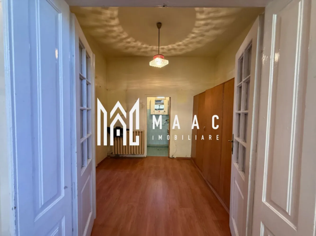 Casă în Curte Comună | 53 Mp | Pivniță Amenajată | Zona Piața Cluj - MAAC Imobiliare vă propune spre vânzare casă în curte comună – 2 camere, Zona Piața Cluj, Sibiu

Vă prezentăm o proprietate atractivă, situată în zona Piața Cluj, una dintre cele mai apreciate și bine conectate zone ale Sibiului. Această casă în curte comună este ideală atât pentru locuință personală, cât și pentru investiție.

Detalii proprietate:

Suprafață utilă: 53 mp
Compartimentare: 2 camere, bucătărie, baie
Pivniță: 25 mp, complet amenajată – potrivită pentru depozitare, spațiu de lucru sau zonă de relaxare
Tip imobil: casă în curte comună – oferă un plus de liniște și intimitate

Avantaje:

Zonă liniștită, cu acces facil către centrul orașului
Aproape de magazine, școli, transport public și alte puncte de interes
Compartimentare practică și funcțională
Spații suplimentare versatile (pivniță amenajată)
Potrivită pentru locuit sau investiție (închiriere)

Proprietatea beneficiază de lumină naturală și un ambient plăcut, fiind o alegere excelentă pentru cei care își doresc confort și accesibilitate într-o zonă bună a orașului.

MAAC Imobiliare vă stă la dispoziție pentru mai multe informații și pentru programarea unei vizionări.

Pentru mai multe detalii sau pentru a programa o vizionare, vă rugăm să ne contactați specificând ID:CP3049247