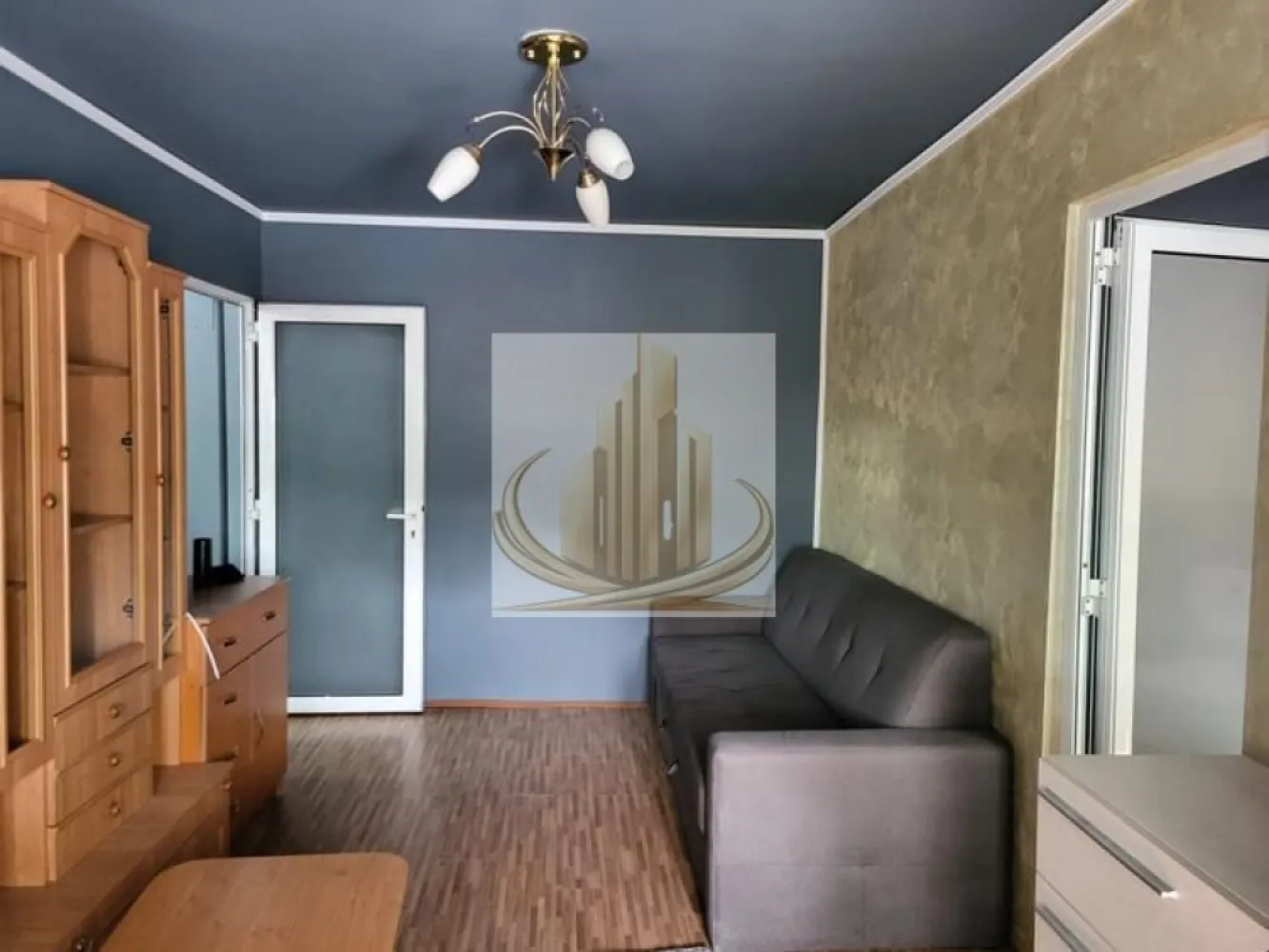 Apartament 2 camere - Etaj 2 Zona Tipografilor - Grand Mobilis Imobiliare propune spre vânzare un apartament cu 2 camere semidecomandat, situat în zona Tipografilor – Take Ionescu, la etajul 2 din 4 al unui imobil bine întreținut. Proprietatea reprezintă o alegere excelentă atât pentru locuit, cât și pentru investiție.

Apartamentul are o suprafață utilă de 40 mp și este compartimentat astfel: bucătărie, baie cu cadă, sufragerie cu balcon încorporat și dormitor. Se vinde complet mobilat și utilat, exact ca în fotografii.

Locuința a fost recent igienizată și mobilată, beneficiind de mobilier nou de bucătărie, pat și saltea noi, noptiere noi, birou nou și scaune noi pentru bucătărie.

Confortul este asigurat de centrala termică proprie și aerul condiționat. Poziționarea la etajul 2 oferă un plus de confort și accesibilitate.

Amplasarea este unul dintre principalele avantaje ale proprietății. Apartamentul se află în apropiere de Kaufland, la aproximativ 15 minute de mers pe jos de centrul orașului și la 10 minute de Isho și Iulius Mall. Universitatea de Medicină este accesibilă în aproximativ 15-20 de minute de mers pe jos.

Clasa energetică: B.

Preț: 95.000 Euro, negociabil.

Pentru informații suplimentare și programarea unei vizionări, vă stăm cu drag la dispoziție.

ID INTERN CP3156191