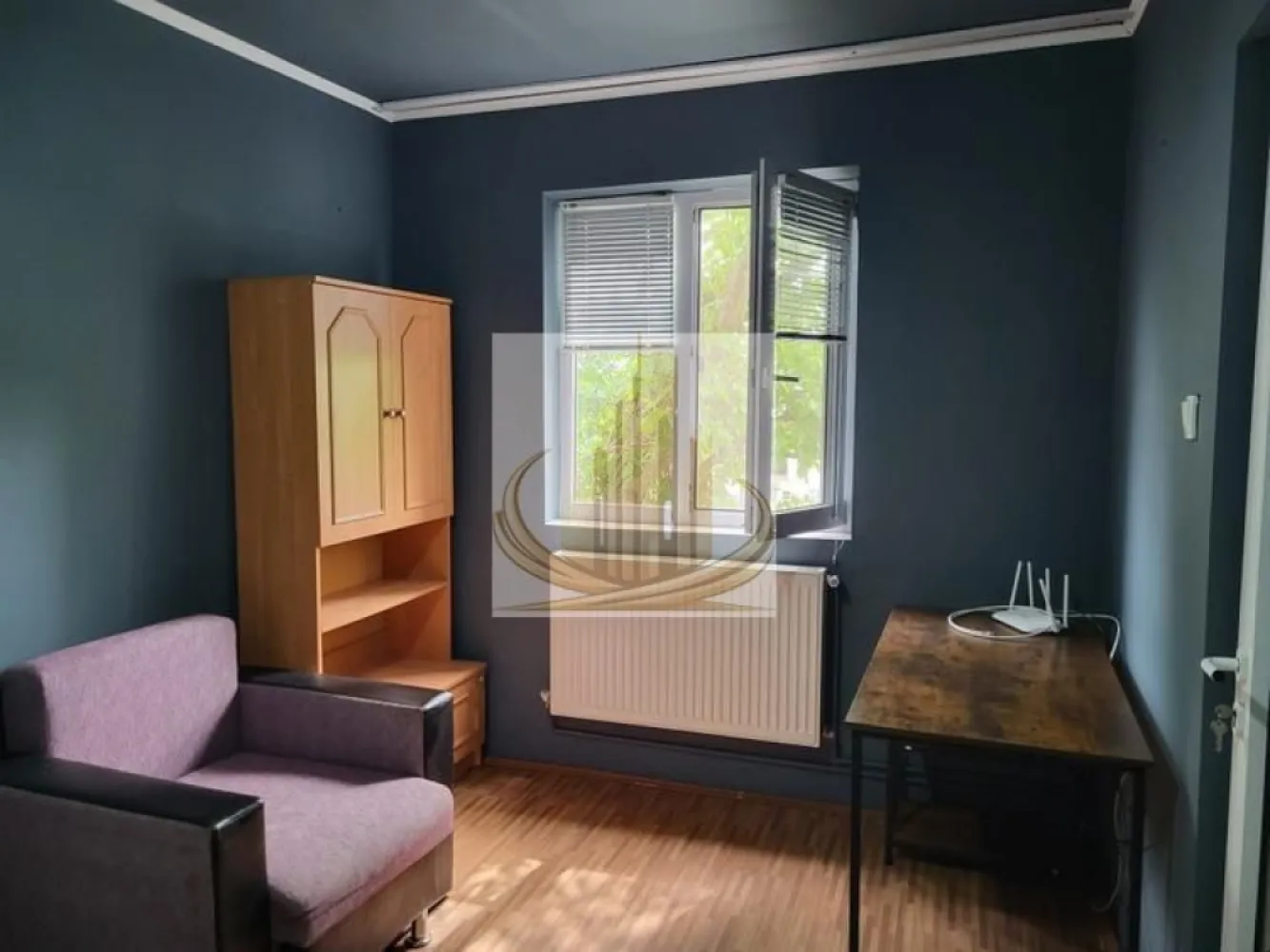 Apartament 2 camere - Etaj 2 Zona Tipografilor - Grand Mobilis Imobiliare propune spre vânzare un apartament cu 2 camere semidecomandat, situat în zona Tipografilor – Take Ionescu, la etajul 2 din 4 al unui imobil bine întreținut. Proprietatea reprezintă o alegere excelentă atât pentru locuit, cât și pentru investiție.

Apartamentul are o suprafață utilă de 40 mp și este compartimentat astfel: bucătărie, baie cu cadă, sufragerie cu balcon încorporat și dormitor. Se vinde complet mobilat și utilat, exact ca în fotografii.

Locuința a fost recent igienizată și mobilată, beneficiind de mobilier nou de bucătărie, pat și saltea noi, noptiere noi, birou nou și scaune noi pentru bucătărie.

Confortul este asigurat de centrala termică proprie și aerul condiționat. Poziționarea la etajul 2 oferă un plus de confort și accesibilitate.

Amplasarea este unul dintre principalele avantaje ale proprietății. Apartamentul se află în apropiere de Kaufland, la aproximativ 15 minute de mers pe jos de centrul orașului și la 10 minute de Isho și Iulius Mall. Universitatea de Medicină este accesibilă în aproximativ 15-20 de minute de mers pe jos.

Clasa energetică: B.

Preț: 95.000 Euro, negociabil.

Pentru informații suplimentare și programarea unei vizionări, vă stăm cu drag la dispoziție.

ID INTERN CP3156191