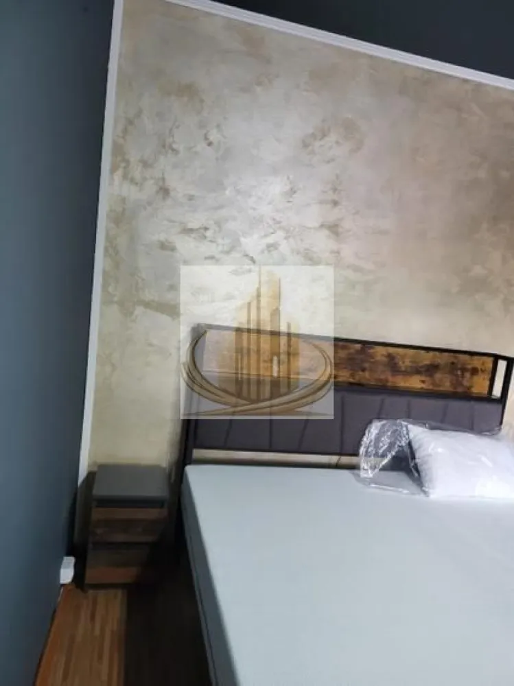 Apartament 2 camere - Etaj 2 Zona Tipografilor - Grand Mobilis Imobiliare propune spre vânzare un apartament cu 2 camere semidecomandat, situat în zona Tipografilor – Take Ionescu, la etajul 2 din 4 al unui imobil bine întreținut. Proprietatea reprezintă o alegere excelentă atât pentru locuit, cât și pentru investiție.

Apartamentul are o suprafață utilă de 40 mp și este compartimentat astfel: bucătărie, baie cu cadă, sufragerie cu balcon încorporat și dormitor. Se vinde complet mobilat și utilat, exact ca în fotografii.

Locuința a fost recent igienizată și mobilată, beneficiind de mobilier nou de bucătărie, pat și saltea noi, noptiere noi, birou nou și scaune noi pentru bucătărie.

Confortul este asigurat de centrala termică proprie și aerul condiționat. Poziționarea la etajul 2 oferă un plus de confort și accesibilitate.

Amplasarea este unul dintre principalele avantaje ale proprietății. Apartamentul se află în apropiere de Kaufland, la aproximativ 15 minute de mers pe jos de centrul orașului și la 10 minute de Isho și Iulius Mall. Universitatea de Medicină este accesibilă în aproximativ 15-20 de minute de mers pe jos.

Clasa energetică: B.

Preț: 95.000 Euro, negociabil.

Pentru informații suplimentare și programarea unei vizionări, vă stăm cu drag la dispoziție.

ID INTERN CP3156191