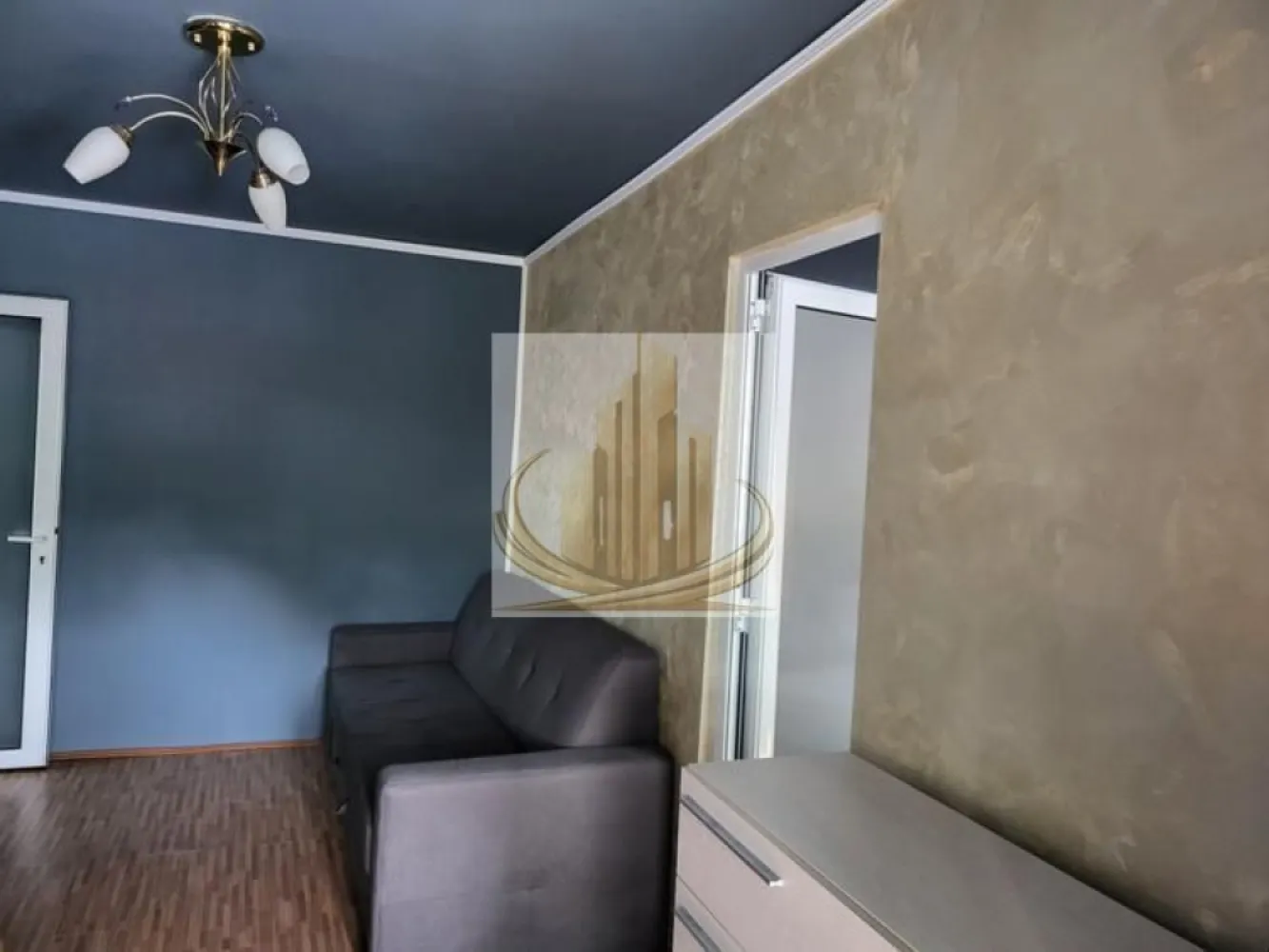 Apartament 2 camere - Etaj 2 Zona Tipografilor - Grand Mobilis Imobiliare propune spre vânzare un apartament cu 2 camere semidecomandat, situat în zona Tipografilor – Take Ionescu, la etajul 2 din 4 al unui imobil bine întreținut. Proprietatea reprezintă o alegere excelentă atât pentru locuit, cât și pentru investiție.

Apartamentul are o suprafață utilă de 40 mp și este compartimentat astfel: bucătărie, baie cu cadă, sufragerie cu balcon încorporat și dormitor. Se vinde complet mobilat și utilat, exact ca în fotografii.

Locuința a fost recent igienizată și mobilată, beneficiind de mobilier nou de bucătărie, pat și saltea noi, noptiere noi, birou nou și scaune noi pentru bucătărie.

Confortul este asigurat de centrala termică proprie și aerul condiționat. Poziționarea la etajul 2 oferă un plus de confort și accesibilitate.

Amplasarea este unul dintre principalele avantaje ale proprietății. Apartamentul se află în apropiere de Kaufland, la aproximativ 15 minute de mers pe jos de centrul orașului și la 10 minute de Isho și Iulius Mall. Universitatea de Medicină este accesibilă în aproximativ 15-20 de minute de mers pe jos.

Clasa energetică: B.

Preț: 95.000 Euro, negociabil.

Pentru informații suplimentare și programarea unei vizionări, vă stăm cu drag la dispoziție.

ID INTERN CP3156191