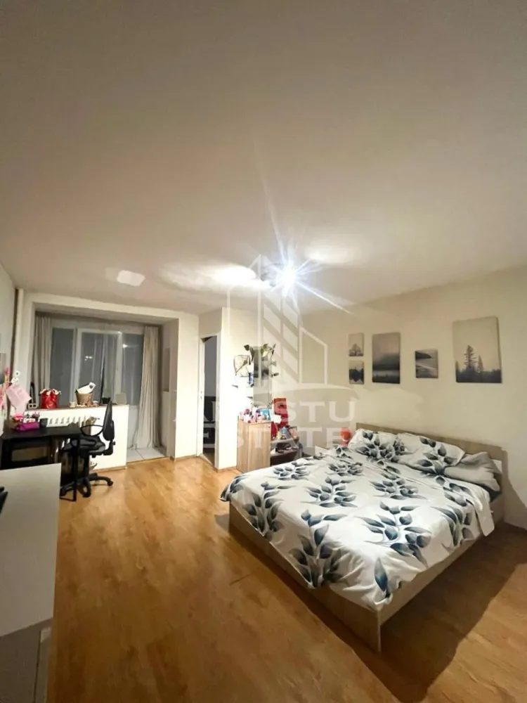 Apartament cu 1 camera de inchiriat, zona Take Ionescu, Timisoara - Agentia imobiliara APOSTU ESTATE va propune spre inchiriere un apartament cu 1 camera spatios si luminos, situat in zona Take Ionescu, intr-o zona linistita si bine pozitionata din Timisoara, potrivit persoane singure sau studenti care isi doresc o locuinta unde sa se simta confortabil si cu acces facil catre scoli, facultati, statii de autobuz si magazine.

Suprafata utila: 30 mp
Compartimentare eficienta:
- Hol de acces
- Bucatarie inchisa, complet mobilata si utilata, cu loc de luat masa
- Baie prevazuta cu cada si ventilatie artificiala

Confort si facilitati:
- Incalzire apartament: termoficare
- Camera cu pat matrimonial
- Apartamentul este complet mobilat si utilat de catre proprietar

Localizare: zona Take Ionescu, in apropiere de scoala generala nr. 16, Facultatea de medicina, Iulius mall, mijloace de transport in comun.

Ideal pentru:
- Persoane singure
- Studenti

Pret chirie: 300€
Programeaza o vizionare pentru a-ti putea imagina viitorul aici!
ID intern: CP3022981