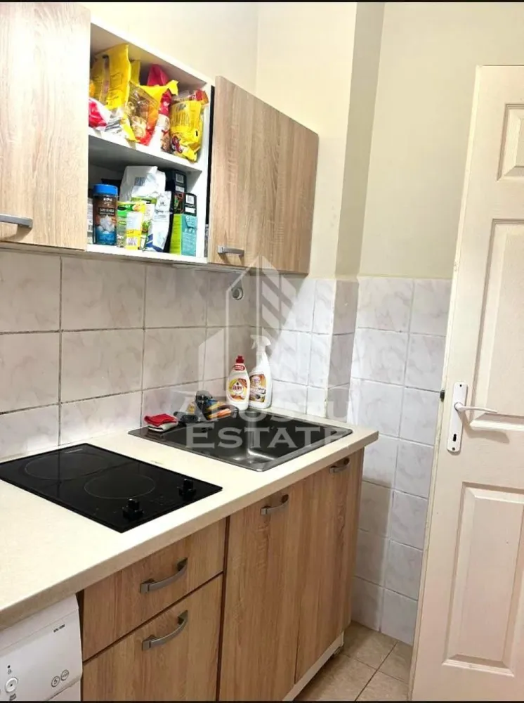 Apartament cu 1 camera de inchiriat, zona Take Ionescu, Timisoara - Agentia imobiliara APOSTU ESTATE va propune spre inchiriere un apartament cu 1 camera spatios si luminos, situat in zona Take Ionescu, intr-o zona linistita si bine pozitionata din Timisoara, potrivit persoane singure sau studenti care isi doresc o locuinta unde sa se simta confortabil si cu acces facil catre scoli, facultati, statii de autobuz si magazine.

Suprafata utila: 30 mp
Compartimentare eficienta:
- Hol de acces
- Bucatarie inchisa, complet mobilata si utilata, cu loc de luat masa
- Baie prevazuta cu cada si ventilatie artificiala

Confort si facilitati:
- Incalzire apartament: termoficare
- Camera cu pat matrimonial
- Apartamentul este complet mobilat si utilat de catre proprietar

Localizare: zona Take Ionescu, in apropiere de scoala generala nr. 16, Facultatea de medicina, Iulius mall, mijloace de transport in comun.

Ideal pentru:
- Persoane singure
- Studenti

Pret chirie: 300€
Programeaza o vizionare pentru a-ti putea imagina viitorul aici!
ID intern: CP3022981