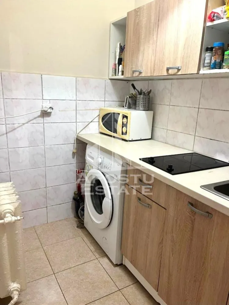 Apartament cu 1 camera de inchiriat, zona Take Ionescu, Timisoara - Agentia imobiliara APOSTU ESTATE va propune spre inchiriere un apartament cu 1 camera spatios si luminos, situat in zona Take Ionescu, intr-o zona linistita si bine pozitionata din Timisoara, potrivit persoane singure sau studenti care isi doresc o locuinta unde sa se simta confortabil si cu acces facil catre scoli, facultati, statii de autobuz si magazine.

Suprafata utila: 30 mp
Compartimentare eficienta:
- Hol de acces
- Bucatarie inchisa, complet mobilata si utilata, cu loc de luat masa
- Baie prevazuta cu cada si ventilatie artificiala

Confort si facilitati:
- Incalzire apartament: termoficare
- Camera cu pat matrimonial
- Apartamentul este complet mobilat si utilat de catre proprietar

Localizare: zona Take Ionescu, in apropiere de scoala generala nr. 16, Facultatea de medicina, Iulius mall, mijloace de transport in comun.

Ideal pentru:
- Persoane singure
- Studenti

Pret chirie: 300€
Programeaza o vizionare pentru a-ti putea imagina viitorul aici!
ID intern: CP3022981