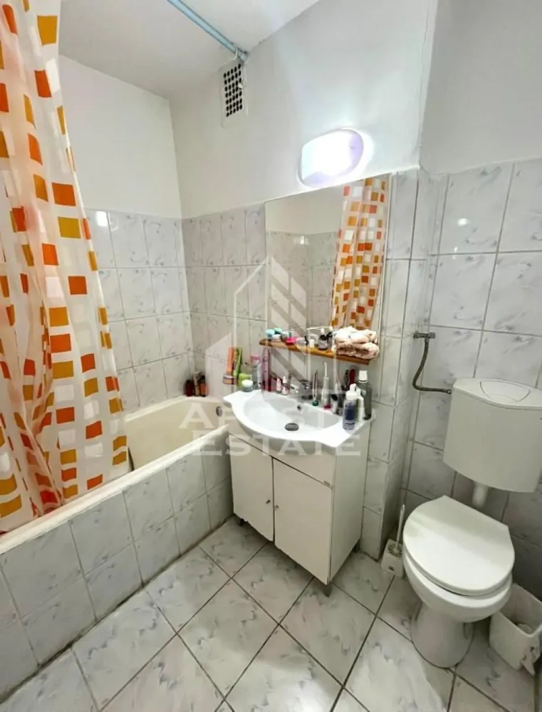 Apartament cu 1 camera de inchiriat, zona Take Ionescu, Timisoara - Agentia imobiliara APOSTU ESTATE va propune spre inchiriere un apartament cu 1 camera spatios si luminos, situat in zona Take Ionescu, intr-o zona linistita si bine pozitionata din Timisoara, potrivit persoane singure sau studenti care isi doresc o locuinta unde sa se simta confortabil si cu acces facil catre scoli, facultati, statii de autobuz si magazine.

Suprafata utila: 30 mp
Compartimentare eficienta:
- Hol de acces
- Bucatarie inchisa, complet mobilata si utilata, cu loc de luat masa
- Baie prevazuta cu cada si ventilatie artificiala

Confort si facilitati:
- Incalzire apartament: termoficare
- Camera cu pat matrimonial
- Apartamentul este complet mobilat si utilat de catre proprietar

Localizare: zona Take Ionescu, in apropiere de scoala generala nr. 16, Facultatea de medicina, Iulius mall, mijloace de transport in comun.

Ideal pentru:
- Persoane singure
- Studenti

Pret chirie: 300€
Programeaza o vizionare pentru a-ti putea imagina viitorul aici!
ID intern: CP3022981