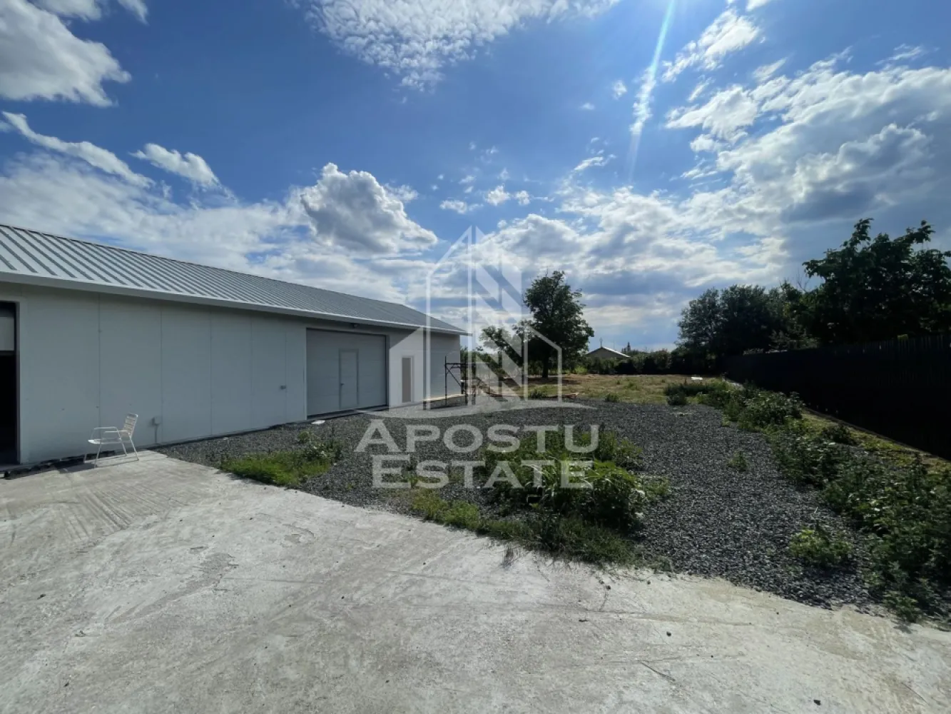 Hala 185 mp, teren 1439 mp, Parta Timis - Agentia imobiliara Apostu Estate va propune spre vanzare Hala in curs de intabulare de 185 mp si teren cu acces auto, de 1439 mp in Parta, Jud.Timis

Hala este realizata din panouri sandwish pe structura metalica, compartimentata in 3 segmente dupa cum urmeaza: 
-hala principala 120 mp cu doua porti acces auto;
-hala secundara 40 mp, cu acces pietonal;
-spatiu pentru birouri cu grup sanitar.
Segmentele de hala pot comunica in functie de necesitate, hala dispune de curent trifazic, foraj apa, apa retea si canalizare, gazul se gaseste in fata proprietatii dar nu este bransat.
In fata halei curtea este betonata, poarta de acces 6 ml.

Pentru mai multe detalii sau pentru stabilirea unei vizionari nu ezitati sa ne contactati.
CP3155965