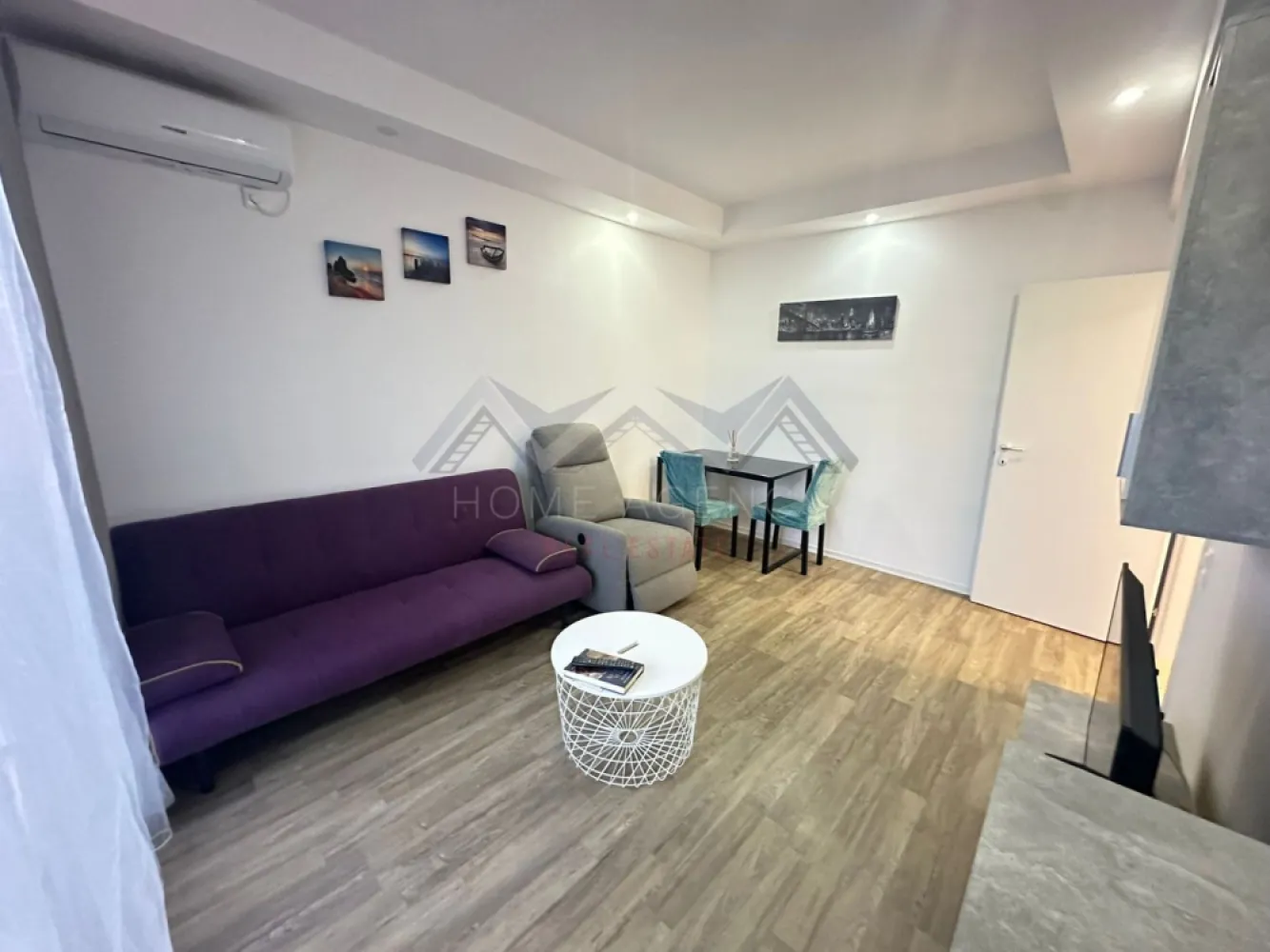 Apartament 2 camere Cosmopolis | decomandat, parcare - Vă propunem, spre închiriere, un apartament cu 2 camere, decomandat, complet mobilat și utilat, situat în ansamblul rezidențial Cosmopolis, una dintre cele mai apreciate comunități rezidențiale din Nordul Capitalei.

Apartamentul este amplasat la etajul 1 al unui imobil cu 6 niveluri, oferind un ambient liniștit și un confort sporit.
Compartimentarea este foarte practică și eficientă: livingul generos beneficiază de acces direct spre balcon, ideal pentru momente de relaxare, bucătăria este închisă, complet mobilată și utilată, dormitorul este spațios și luminos, iar baia este dotată cu cadă. De asemenea, apartamentul dispune de hol de acces cu spații de depozitare și 1 loc de parcare inclus.

Complexul Cosmopolis se remarcă printr-un stil de viață modern și sigur, punând la dispoziția rezidenților piscine exterioare, pază și supraveghere video 24/24, magazine, restaurante și cafenele, transport privat către stația de metrou Pipera, precum și spații verzi și zone de promenadă. În imediata apropiere se regăsesc supermarketuri, centre comerciale și multiple servicii, toate la câteva minute distanță de mers pe jos.

Apartamentul se închiriază complet mobilat și utilat, fiind disponibil pentru mutare imediată. Este ideal pentru un cuplu sau pentru o persoană care își dorește o locuință modernă, într-un ansamblu rezidențial bine organizat.

Programează acum o vizionare!