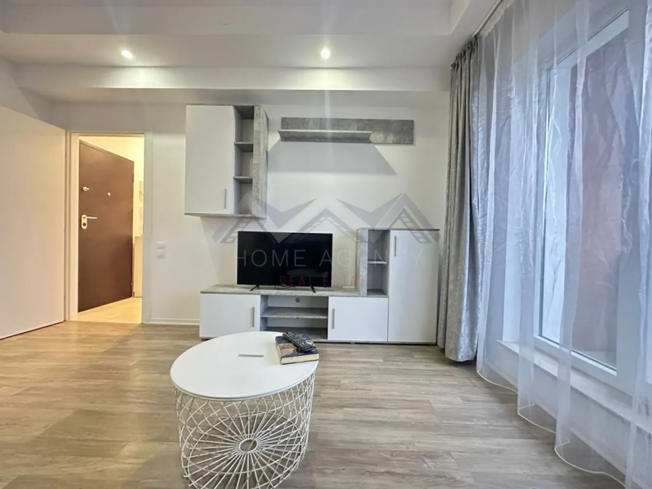 Apartament 2 camere Cosmopolis | decomandat, parcare - Vă propunem, spre închiriere, un apartament cu 2 camere, decomandat, complet mobilat și utilat, situat în ansamblul rezidențial Cosmopolis, una dintre cele mai apreciate comunități rezidențiale din Nordul Capitalei.

Apartamentul este amplasat la etajul 1 al unui imobil cu 6 niveluri, oferind un ambient liniștit și un confort sporit.
Compartimentarea este foarte practică și eficientă: livingul generos beneficiază de acces direct spre balcon, ideal pentru momente de relaxare, bucătăria este închisă, complet mobilată și utilată, dormitorul este spațios și luminos, iar baia este dotată cu cadă. De asemenea, apartamentul dispune de hol de acces cu spații de depozitare și 1 loc de parcare inclus.

Complexul Cosmopolis se remarcă printr-un stil de viață modern și sigur, punând la dispoziția rezidenților piscine exterioare, pază și supraveghere video 24/24, magazine, restaurante și cafenele, transport privat către stația de metrou Pipera, precum și spații verzi și zone de promenadă. În imediata apropiere se regăsesc supermarketuri, centre comerciale și multiple servicii, toate la câteva minute distanță de mers pe jos.

Apartamentul se închiriază complet mobilat și utilat, fiind disponibil pentru mutare imediată. Este ideal pentru un cuplu sau pentru o persoană care își dorește o locuință modernă, într-un ansamblu rezidențial bine organizat.

Programează acum o vizionare!