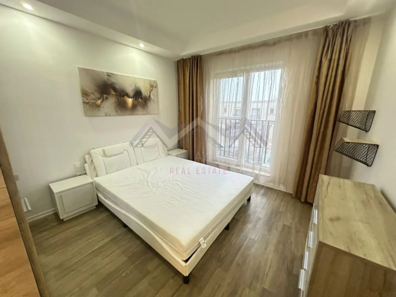 Apartament 2 camere Cosmopolis | decomandat, parcare - Vă propunem, spre închiriere, un apartament cu 2 camere, decomandat, complet mobilat și utilat, situat în ansamblul rezidențial Cosmopolis, una dintre cele mai apreciate comunități rezidențiale din Nordul Capitalei.

Apartamentul este amplasat la etajul 1 al unui imobil cu 6 niveluri, oferind un ambient liniștit și un confort sporit.
Compartimentarea este foarte practică și eficientă: livingul generos beneficiază de acces direct spre balcon, ideal pentru momente de relaxare, bucătăria este închisă, complet mobilată și utilată, dormitorul este spațios și luminos, iar baia este dotată cu cadă. De asemenea, apartamentul dispune de hol de acces cu spații de depozitare și 1 loc de parcare inclus.

Complexul Cosmopolis se remarcă printr-un stil de viață modern și sigur, punând la dispoziția rezidenților piscine exterioare, pază și supraveghere video 24/24, magazine, restaurante și cafenele, transport privat către stația de metrou Pipera, precum și spații verzi și zone de promenadă. În imediata apropiere se regăsesc supermarketuri, centre comerciale și multiple servicii, toate la câteva minute distanță de mers pe jos.

Apartamentul se închiriază complet mobilat și utilat, fiind disponibil pentru mutare imediată. Este ideal pentru un cuplu sau pentru o persoană care își dorește o locuință modernă, într-un ansamblu rezidențial bine organizat.

Programează acum o vizionare!