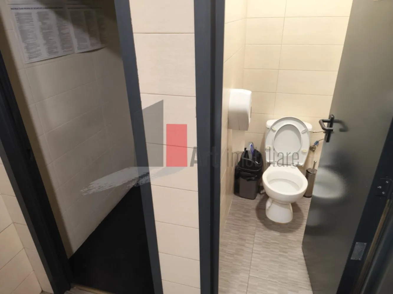 Spatiu comercial de inchiriat in zona Giulesti - Spațiu Comercial De Închiriat – Bulevardul Giulești – Vitrină Stradală 10 Ml – Ideal Retail, Showroom, Horeca Sau Servicii

Se Oferă Spre Închiriere Spațiu Comercial Amplasat Excelent Pe Bulevardul Giulești, Într-O Zonă Cu Trafic Pietonal Intens Și Vizibilitate Foarte Bună, Poziționat La Intrarea În Giulești, În Cadrul Unui Complex Comercial Cunoscut Încă Din Perioada Anilor ’80 Ca Punct Agroalimentar Și Zonă Comercială De Referință.

Spațiul Beneficiază De Deschidere Directă Către Bulevard Și Vitrină Generoasă De Aproximativ 10 Metri Liniari, Oferind Expunere Excelentă Pentru Orice Tip De Activitate Comercială.

Compartimentarea Este Practică Și Eficientă:

Cameră Principală Mare, Tip Open-Space
Încăperi Suplimentare Pentru Birou, Depozitare Sau Activități Auxiliare
Hol
Grup Sanitar Propriu

Spațiul Dispune De:

Curent Trifazic
Utilități Complete
Acces Facil Pentru Aprovizionare
Posibilitate Desfășurare Activitate Horeca

Datorită Poziționării Stradale, Trotuarului Larg Și Fluxului Constant De Persoane, Proprietatea Este Ideală Pentru:

Magazin Alimentar Sau Specializat
Showroom
Farmacie
Cafenea / Bistro / Fast-Food
Salon
Agenție
Servicii Comerciale
Activități Horeca Sau Retail

În Zonă Există Locuri De Parcare, Iar Accesul Este Facil Atât Pietonal, Cât Și Auto.

Spațiul Oferă Toate Condițiile Necesare Desfășurării Unei Activități Comerciale Într-O Zonă Consacrată, Cu Vad Format Și Expunere Excelentă.

Se percepe o chirie + o garantie

Pentru Detalii Suplimentare Și Programarea Unei Vizionări, Vă Stăm La Dispoziție.