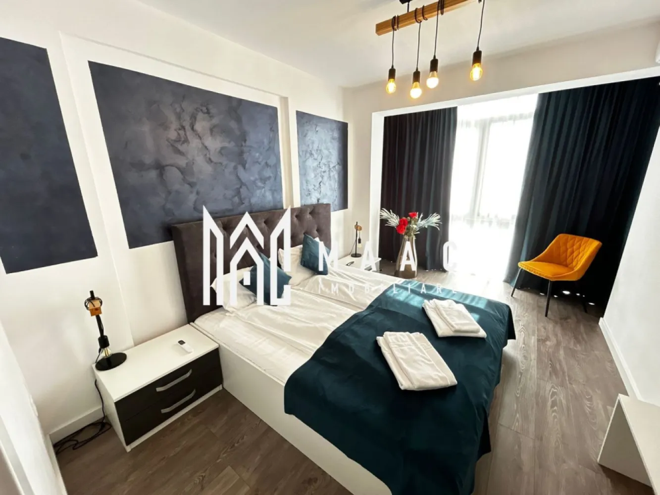 Apartament 4 camere | 81 MPU | 2 Terase | Loc de parcare | LUX - Maac Imobiliare prezintă spre vânzare o oportunitate rară de investiție: două apartamente în oglindă, înscrise pe același CF, situate în cartierul Henri Coandă din Sibiu, o zonă rezidențială în continuă dezvoltare, apreciată pentru liniște și accesibilitate.

Proprietatea are 81 mp utili și este compartimentată în două apartamente separate, fiecare cu acces propriu, ceea ce o face ideală pentru investiție în regim hotelier sau închiriere.

Locuințele sunt amenajate modern și se vând complet mobilate și utilate, fiind pregătite pentru utilizare imediată sau pentru introducerea rapidă în circuitul de închiriere.

Compartimentare:
2 apartamente în oglindă
2 livinguri cu bucătărie
2 dormitoare
2 băi
2 terase

Dotări și beneficii:
Încălzire în pardoseală
Aer condiționat
Bucătării complet utilate
Televizoare în fiecare cameră
Mobilier modern de calitate
Loc de parcare inclus
Interiorul este amenajat într-un stil modern și elegant, cu atenție la detalii și materiale de calitate, oferind spații confortabile, luminoase și primitoare.

Proprietatea este ideală pentru:
Regim hotelier
Închiriere pe termen lung
Investiție imobiliară cu randament bun

Datorită compartimentării în două unități separate și a poziționării într-o zonă în dezvoltare, această proprietate reprezintă o investiție excelentă pe piața imobiliară din Sibiu.

Pentru mai multe informații și programări la vizionare, vă rugăm să ne contactați și să menționați ID CP3149331