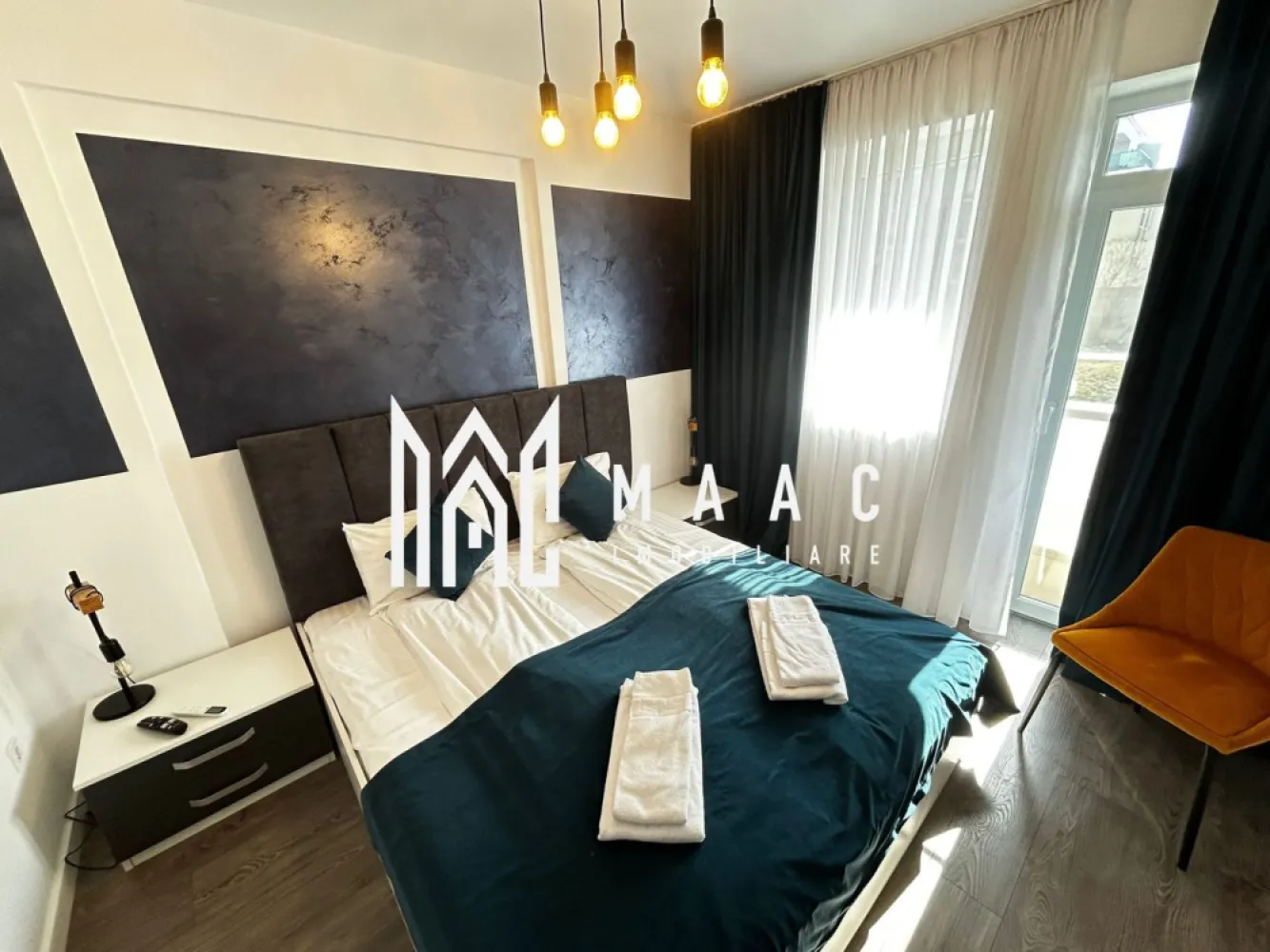 Apartament 4 camere | 81 MPU | 2 Terase | Loc de parcare | LUX - Maac Imobiliare prezintă spre vânzare o oportunitate rară de investiție: două apartamente în oglindă, înscrise pe același CF, situate în cartierul Henri Coandă din Sibiu, o zonă rezidențială în continuă dezvoltare, apreciată pentru liniște și accesibilitate.

Proprietatea are 81 mp utili și este compartimentată în două apartamente separate, fiecare cu acces propriu, ceea ce o face ideală pentru investiție în regim hotelier sau închiriere.

Locuințele sunt amenajate modern și se vând complet mobilate și utilate, fiind pregătite pentru utilizare imediată sau pentru introducerea rapidă în circuitul de închiriere.

Compartimentare:
2 apartamente în oglindă
2 livinguri cu bucătărie
2 dormitoare
2 băi
2 terase

Dotări și beneficii:
Încălzire în pardoseală
Aer condiționat
Bucătării complet utilate
Televizoare în fiecare cameră
Mobilier modern de calitate
Loc de parcare inclus
Interiorul este amenajat într-un stil modern și elegant, cu atenție la detalii și materiale de calitate, oferind spații confortabile, luminoase și primitoare.

Proprietatea este ideală pentru:
Regim hotelier
Închiriere pe termen lung
Investiție imobiliară cu randament bun

Datorită compartimentării în două unități separate și a poziționării într-o zonă în dezvoltare, această proprietate reprezintă o investiție excelentă pe piața imobiliară din Sibiu.

Pentru mai multe informații și programări la vizionare, vă rugăm să ne contactați și să menționați ID CP3149331