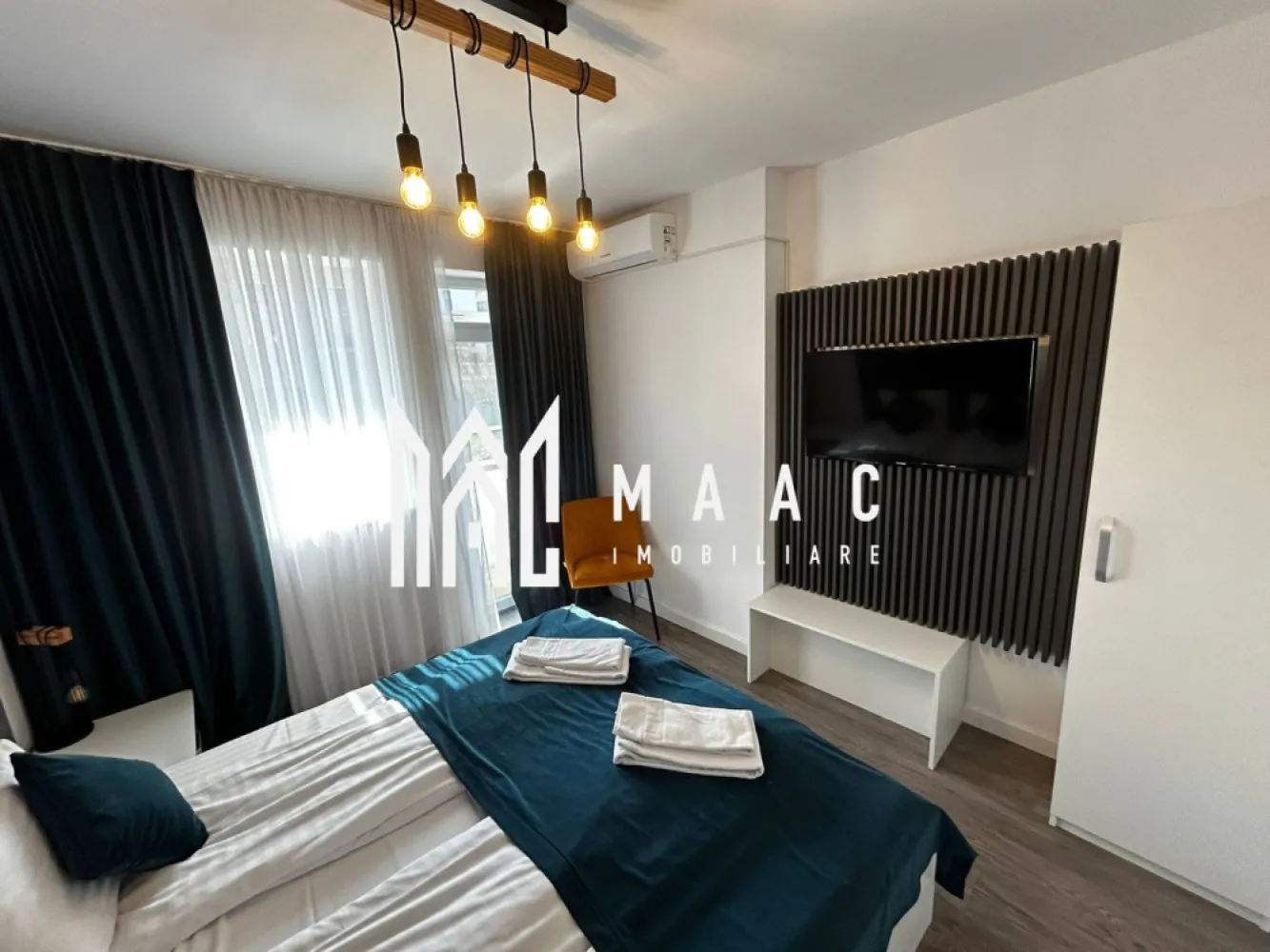 Apartament 4 camere | 81 MPU | 2 Terase | Loc de parcare | LUX - Maac Imobiliare prezintă spre vânzare o oportunitate rară de investiție: două apartamente în oglindă, înscrise pe același CF, situate în cartierul Henri Coandă din Sibiu, o zonă rezidențială în continuă dezvoltare, apreciată pentru liniște și accesibilitate.

Proprietatea are 81 mp utili și este compartimentată în două apartamente separate, fiecare cu acces propriu, ceea ce o face ideală pentru investiție în regim hotelier sau închiriere.

Locuințele sunt amenajate modern și se vând complet mobilate și utilate, fiind pregătite pentru utilizare imediată sau pentru introducerea rapidă în circuitul de închiriere.

Compartimentare:
2 apartamente în oglindă
2 livinguri cu bucătărie
2 dormitoare
2 băi
2 terase

Dotări și beneficii:
Încălzire în pardoseală
Aer condiționat
Bucătării complet utilate
Televizoare în fiecare cameră
Mobilier modern de calitate
Loc de parcare inclus
Interiorul este amenajat într-un stil modern și elegant, cu atenție la detalii și materiale de calitate, oferind spații confortabile, luminoase și primitoare.

Proprietatea este ideală pentru:
Regim hotelier
Închiriere pe termen lung
Investiție imobiliară cu randament bun

Datorită compartimentării în două unități separate și a poziționării într-o zonă în dezvoltare, această proprietate reprezintă o investiție excelentă pe piața imobiliară din Sibiu.

Pentru mai multe informații și programări la vizionare, vă rugăm să ne contactați și să menționați ID CP3149331