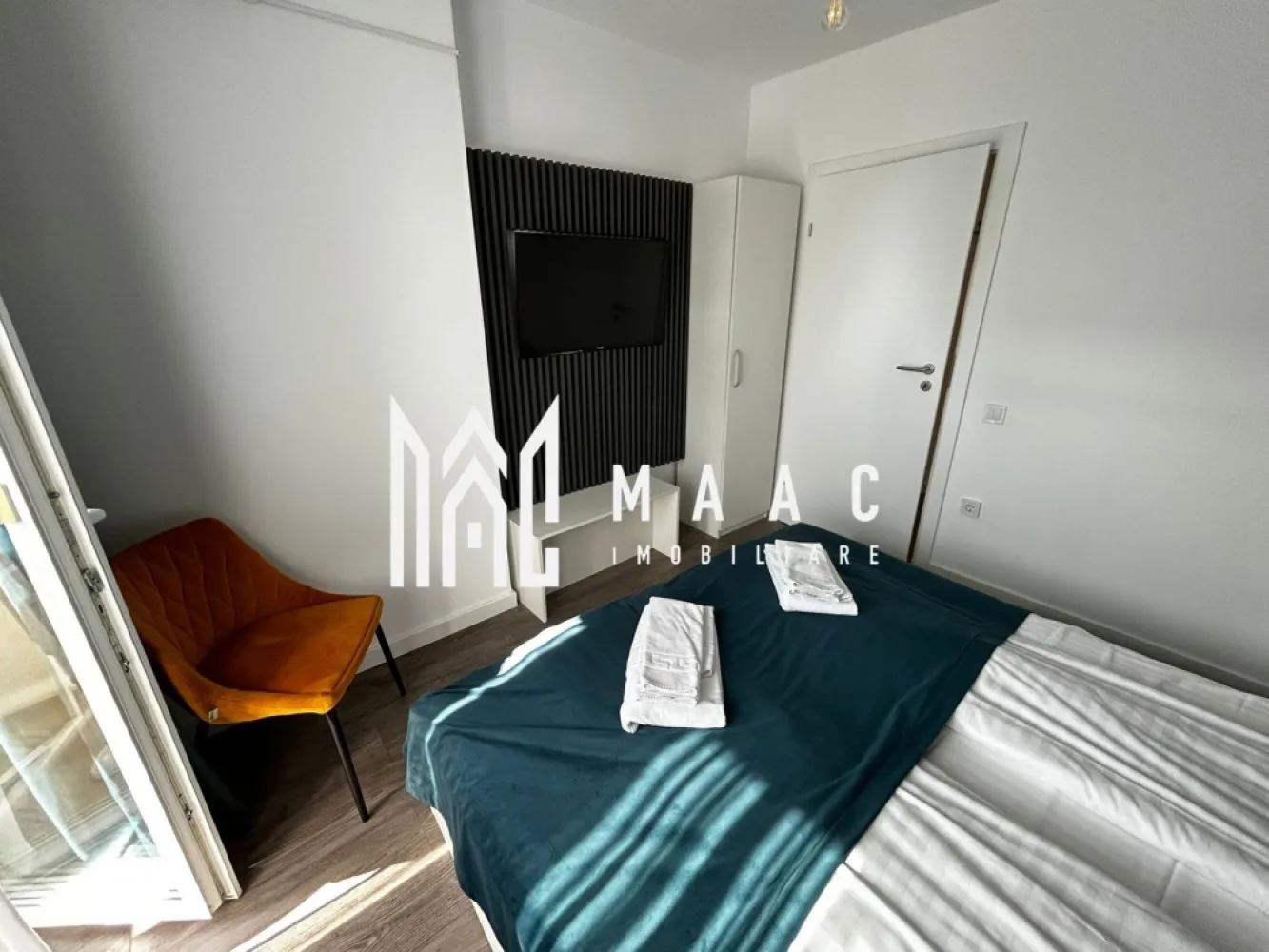Apartament 4 camere | 81 MPU | 2 Terase | Loc de parcare | LUX - Maac Imobiliare prezintă spre vânzare o oportunitate rară de investiție: două apartamente în oglindă, înscrise pe același CF, situate în cartierul Henri Coandă din Sibiu, o zonă rezidențială în continuă dezvoltare, apreciată pentru liniște și accesibilitate.

Proprietatea are 81 mp utili și este compartimentată în două apartamente separate, fiecare cu acces propriu, ceea ce o face ideală pentru investiție în regim hotelier sau închiriere.

Locuințele sunt amenajate modern și se vând complet mobilate și utilate, fiind pregătite pentru utilizare imediată sau pentru introducerea rapidă în circuitul de închiriere.

Compartimentare:
2 apartamente în oglindă
2 livinguri cu bucătărie
2 dormitoare
2 băi
2 terase

Dotări și beneficii:
Încălzire în pardoseală
Aer condiționat
Bucătării complet utilate
Televizoare în fiecare cameră
Mobilier modern de calitate
Loc de parcare inclus
Interiorul este amenajat într-un stil modern și elegant, cu atenție la detalii și materiale de calitate, oferind spații confortabile, luminoase și primitoare.

Proprietatea este ideală pentru:
Regim hotelier
Închiriere pe termen lung
Investiție imobiliară cu randament bun

Datorită compartimentării în două unități separate și a poziționării într-o zonă în dezvoltare, această proprietate reprezintă o investiție excelentă pe piața imobiliară din Sibiu.

Pentru mai multe informații și programări la vizionare, vă rugăm să ne contactați și să menționați ID CP3149331