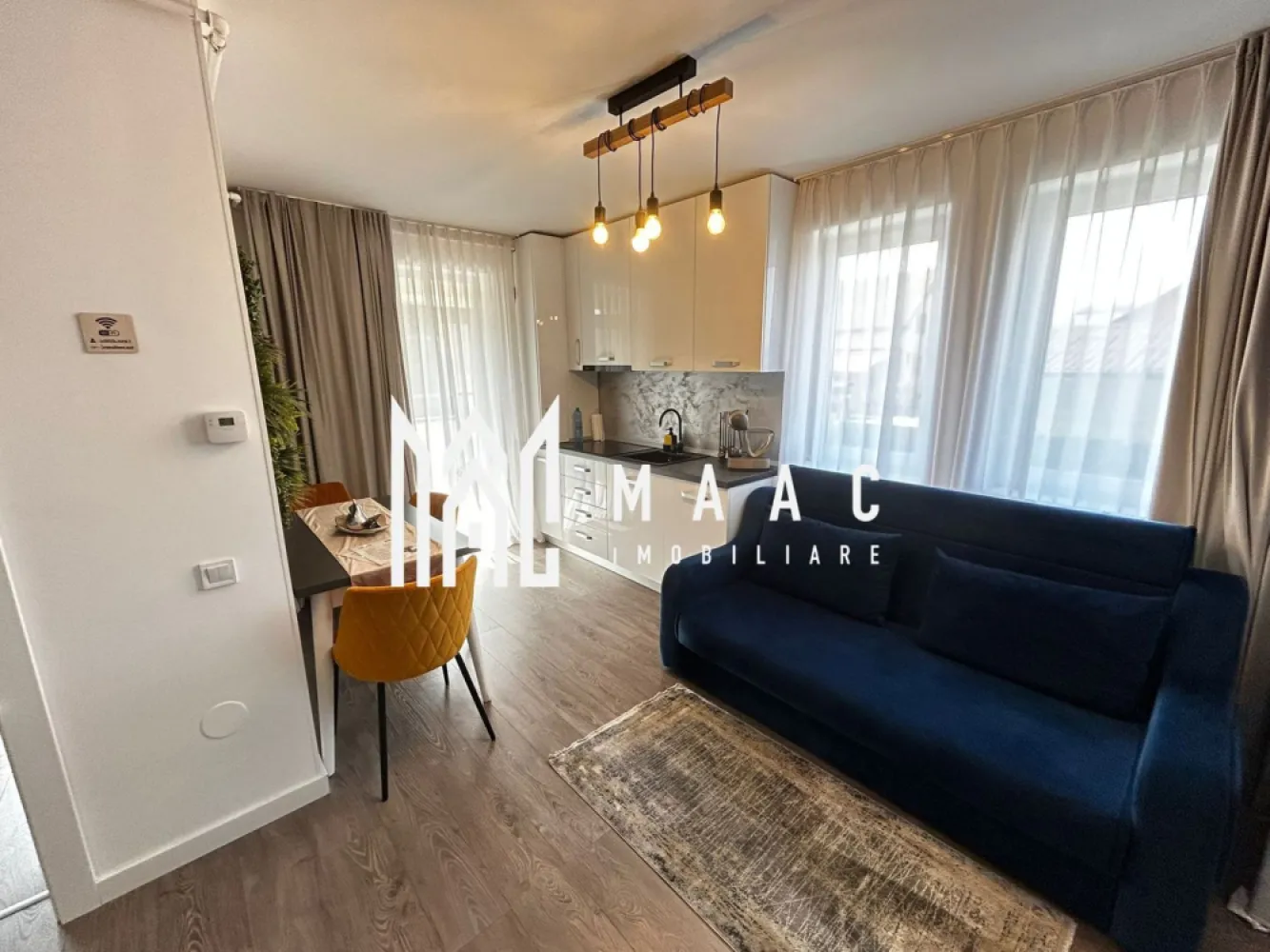 Apartament 4 camere | 81 MPU | 2 Terase | Loc de parcare | LUX - Maac Imobiliare prezintă spre vânzare o oportunitate rară de investiție: două apartamente în oglindă, înscrise pe același CF, situate în cartierul Henri Coandă din Sibiu, o zonă rezidențială în continuă dezvoltare, apreciată pentru liniște și accesibilitate.

Proprietatea are 81 mp utili și este compartimentată în două apartamente separate, fiecare cu acces propriu, ceea ce o face ideală pentru investiție în regim hotelier sau închiriere.

Locuințele sunt amenajate modern și se vând complet mobilate și utilate, fiind pregătite pentru utilizare imediată sau pentru introducerea rapidă în circuitul de închiriere.

Compartimentare:
2 apartamente în oglindă
2 livinguri cu bucătărie
2 dormitoare
2 băi
2 terase

Dotări și beneficii:
Încălzire în pardoseală
Aer condiționat
Bucătării complet utilate
Televizoare în fiecare cameră
Mobilier modern de calitate
Loc de parcare inclus
Interiorul este amenajat într-un stil modern și elegant, cu atenție la detalii și materiale de calitate, oferind spații confortabile, luminoase și primitoare.

Proprietatea este ideală pentru:
Regim hotelier
Închiriere pe termen lung
Investiție imobiliară cu randament bun

Datorită compartimentării în două unități separate și a poziționării într-o zonă în dezvoltare, această proprietate reprezintă o investiție excelentă pe piața imobiliară din Sibiu.

Pentru mai multe informații și programări la vizionare, vă rugăm să ne contactați și să menționați ID CP3149331