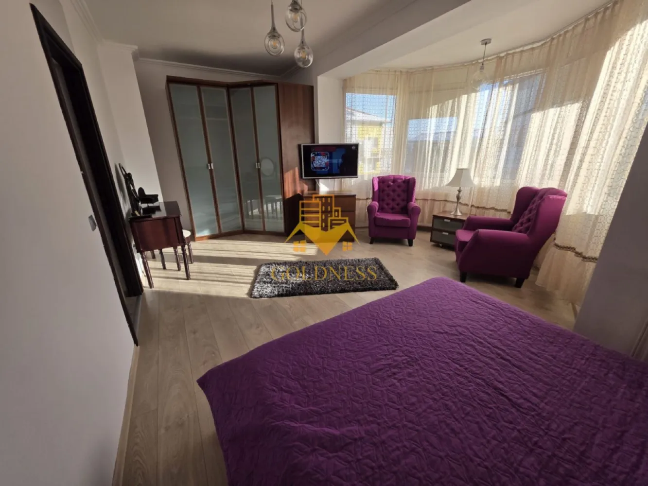 3 camere, open space, mobilat modern, parcare, Buna Ziua, Leroy Merlin - GOLDNESS Imobiliare vă propune spre închiriere un apartament cu 3 camere, complet mobilat și utilat, la etajul 1 într-un imobil de 2 etaje, în cartierul Buna Ziua Apartamentul este compartimentat astfel:
 Dispune de loc de parcare !
 - dormitor cu pat matrimonial, dressing, noptiere, TV
 - dormitor cu canapea extensibila, birou
 - living cu bucatarie open-space, canapea extensibla, loc de luat masa 
 - baie cu vană, calorifer port prosop inox și dulap pentru depozitare.
 - bucătăria complet utilată. 

 - Imobilul este dotat cu toate cele necesare- centrală proprie, mașină de spălat haine, frigider, plită electrică, hotă, TV, etc. 

Se află în apropierea stațiilor de transport în comun, magazine, restaurante, spații verzi, farmacii, etc. 

Dacă sunteți interesați de acest apartament și doriți să îl vizionați, dar și pentru alte oferte sau detalii nu ezitați să ne contactați telefonic sau prin e-mail - goldnessimobiliare@gmail.com. Vă stăm la dispoziție!