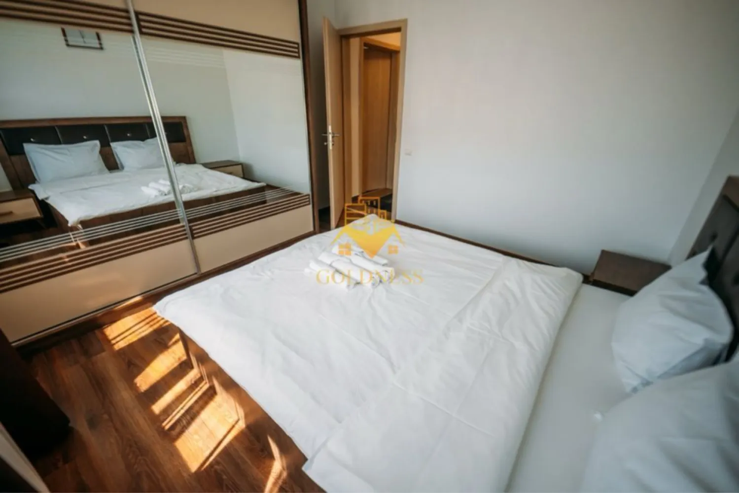 2 camere decomandate, Marasti, Expo Transilvania, Aurel Vlaicu, FSEGA - GOLDNESS Imobiliare vă propune spre închiriere un apartament cu 2 camere complet mobilat și utilat, la Parter într-un imobil de 7 etaje, în Cartierul Marasti.
Dispune de loc de parcare!
Se află în apropierea stațiilor de transport în comun, magazine, restaurante, spații verzi, farmacii, etc. 

Apartamentul este compartimentat astfel:
 - dormitor cu pat matrimonial, dressing, noptiere
 - dormitor cu canapea extensibilă 
 - bucătărie complet utilată și mobilată, loc de servit masa 
 - baie cu cabina de dus, calorifer port prosop și dulap pentru depozitare.
 - terasa de 5mp.

Imobilul este dotat cu toate cele necesare- centrală proprie, frigider, aragaz, hotă, mașină de spălat haine și vase, etc. 

Dacă sunteți interesați de acest apartament și doriți să îl vizionați, dar și pentru alte oferte nu ezitați să ne contactați telefonic sau prin e-mail. Vă stăm la dispoziție!
Pentru intermediere se percepe un comision de 50% din prețul chiriei!
