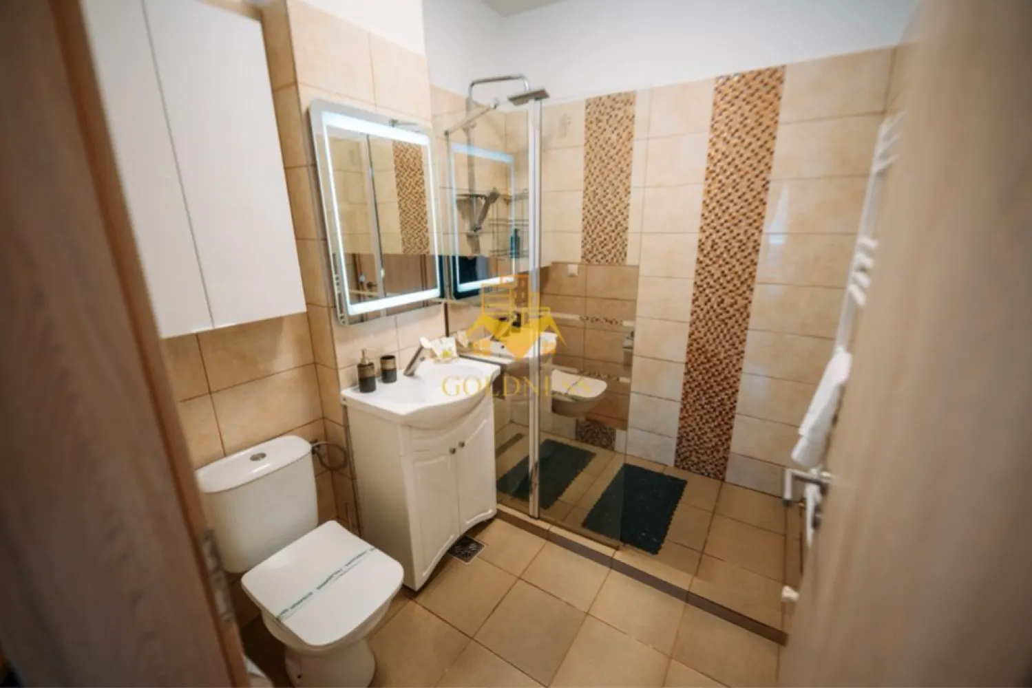 2 camere decomandate, Marasti, Expo Transilvania, Aurel Vlaicu, FSEGA - GOLDNESS Imobiliare vă propune spre închiriere un apartament cu 2 camere complet mobilat și utilat, la Parter într-un imobil de 7 etaje, în Cartierul Marasti.
Dispune de loc de parcare!
Se află în apropierea stațiilor de transport în comun, magazine, restaurante, spații verzi, farmacii, etc. 

Apartamentul este compartimentat astfel:
 - dormitor cu pat matrimonial, dressing, noptiere
 - dormitor cu canapea extensibilă 
 - bucătărie complet utilată și mobilată, loc de servit masa 
 - baie cu cabina de dus, calorifer port prosop și dulap pentru depozitare.
 - terasa de 5mp.

Imobilul este dotat cu toate cele necesare- centrală proprie, frigider, aragaz, hotă, mașină de spălat haine și vase, etc. 

Dacă sunteți interesați de acest apartament și doriți să îl vizionați, dar și pentru alte oferte nu ezitați să ne contactați telefonic sau prin e-mail. Vă stăm la dispoziție!
Pentru intermediere se percepe un comision de 50% din prețul chiriei!