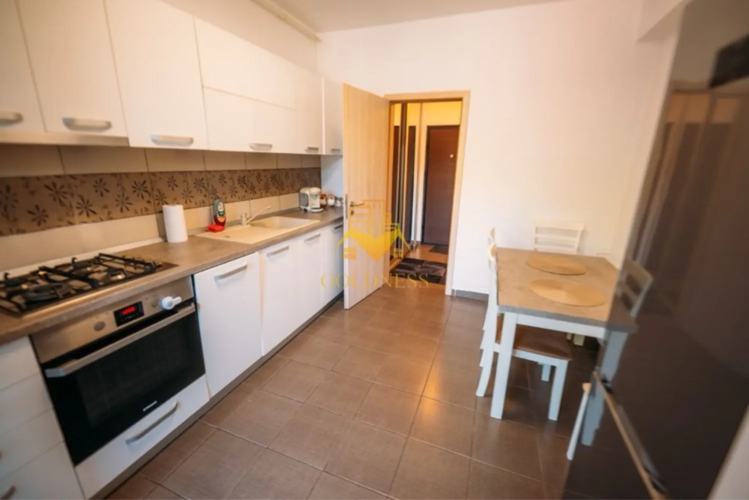 2 camere decomandate, Marasti, Expo Transilvania, Aurel Vlaicu, FSEGA - GOLDNESS Imobiliare vă propune spre închiriere un apartament cu 2 camere complet mobilat și utilat, la Parter într-un imobil de 7 etaje, în Cartierul Marasti.
Dispune de loc de parcare!
Se află în apropierea stațiilor de transport în comun, magazine, restaurante, spații verzi, farmacii, etc. 

Apartamentul este compartimentat astfel:
 - dormitor cu pat matrimonial, dressing, noptiere
 - dormitor cu canapea extensibilă 
 - bucătărie complet utilată și mobilată, loc de servit masa 
 - baie cu cabina de dus, calorifer port prosop și dulap pentru depozitare.
 - terasa de 5mp.

Imobilul este dotat cu toate cele necesare- centrală proprie, frigider, aragaz, hotă, mașină de spălat haine și vase, etc. 

Dacă sunteți interesați de acest apartament și doriți să îl vizionați, dar și pentru alte oferte nu ezitați să ne contactați telefonic sau prin e-mail. Vă stăm la dispoziție!
Pentru intermediere se percepe un comision de 50% din prețul chiriei!