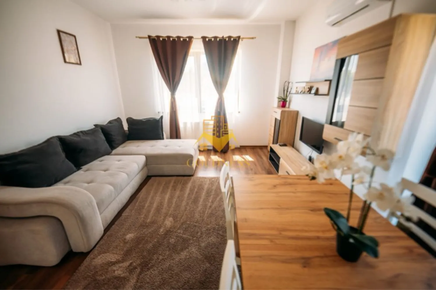 2 camere decomandate, Marasti, Expo Transilvania, Aurel Vlaicu, FSEGA - GOLDNESS Imobiliare vă propune spre închiriere un apartament cu 2 camere complet mobilat și utilat, la Parter într-un imobil de 7 etaje, în Cartierul Marasti.
Dispune de loc de parcare!
Se află în apropierea stațiilor de transport în comun, magazine, restaurante, spații verzi, farmacii, etc. 

Apartamentul este compartimentat astfel:
 - dormitor cu pat matrimonial, dressing, noptiere
 - dormitor cu canapea extensibilă 
 - bucătărie complet utilată și mobilată, loc de servit masa 
 - baie cu cabina de dus, calorifer port prosop și dulap pentru depozitare.
 - terasa de 5mp.

Imobilul este dotat cu toate cele necesare- centrală proprie, frigider, aragaz, hotă, mașină de spălat haine și vase, etc. 

Dacă sunteți interesați de acest apartament și doriți să îl vizionați, dar și pentru alte oferte nu ezitați să ne contactați telefonic sau prin e-mail. Vă stăm la dispoziție!
Pentru intermediere se percepe un comision de 50% din prețul chiriei!