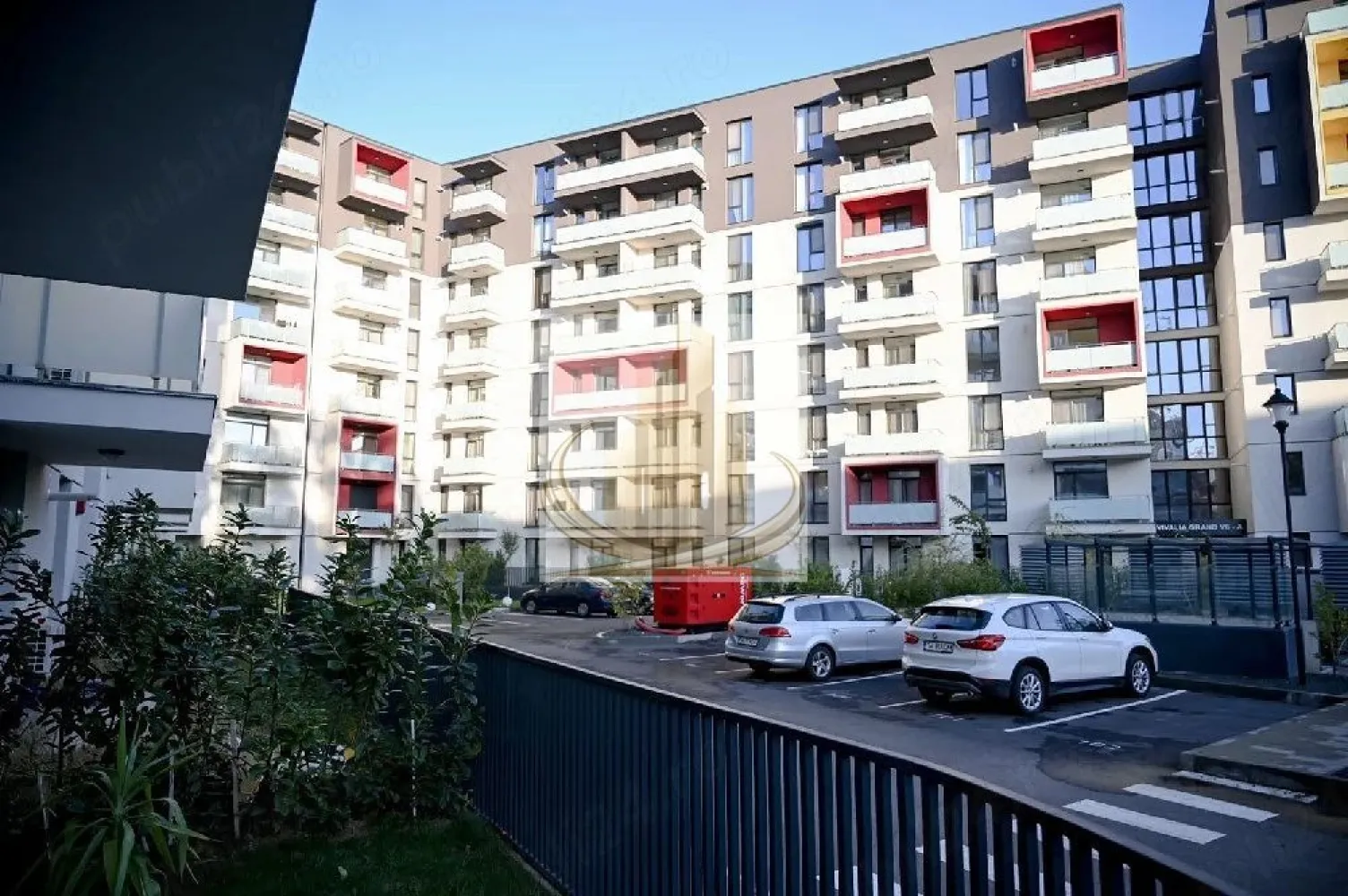 Apartament, zona centrala, 3 cam, 2 bai, parter, Complex Vivalia - Grand Mobilis Imobiliare vă propune spre vânzare un apartament premium cu terasă generoasă, situat la parter, în complexul rezidențial Vivalia, în zona Take Ionescu, lângă ISHO.

Locuința este compartimentată eficient și beneficiază de:

2 dormitoare decomandate;
2 băi;
living spațios cu bucătărie open-space;
terasă generoasă;
doar 2 apartamente pe nivel, pentru un plus de confort și intimitate.

Apartamentul se vinde complet mobilat și utilat, cu finisaje și mobilier de calitate superioară.

Parcare:

2 locuri de parcare subterane, fiecare cu CF individual;
Pretul cu un loc de parcare: 212.000 €;
posibilitatea achiziționării celui de-al doilea loc de parcare, preț negociabil.

Localizare excelentă:
Situat într-un ansamblu rezidențial modern, la câteva minute de centrul orașului și de Iulius Town, cu acces facil la creșe, grădinițe, școli, magazine și mijloace de transport.

Pentru informații suplimentare și programarea unei vizionări, vă stăm cu plăcere la dispoziție.

ID INTERN CP3156461