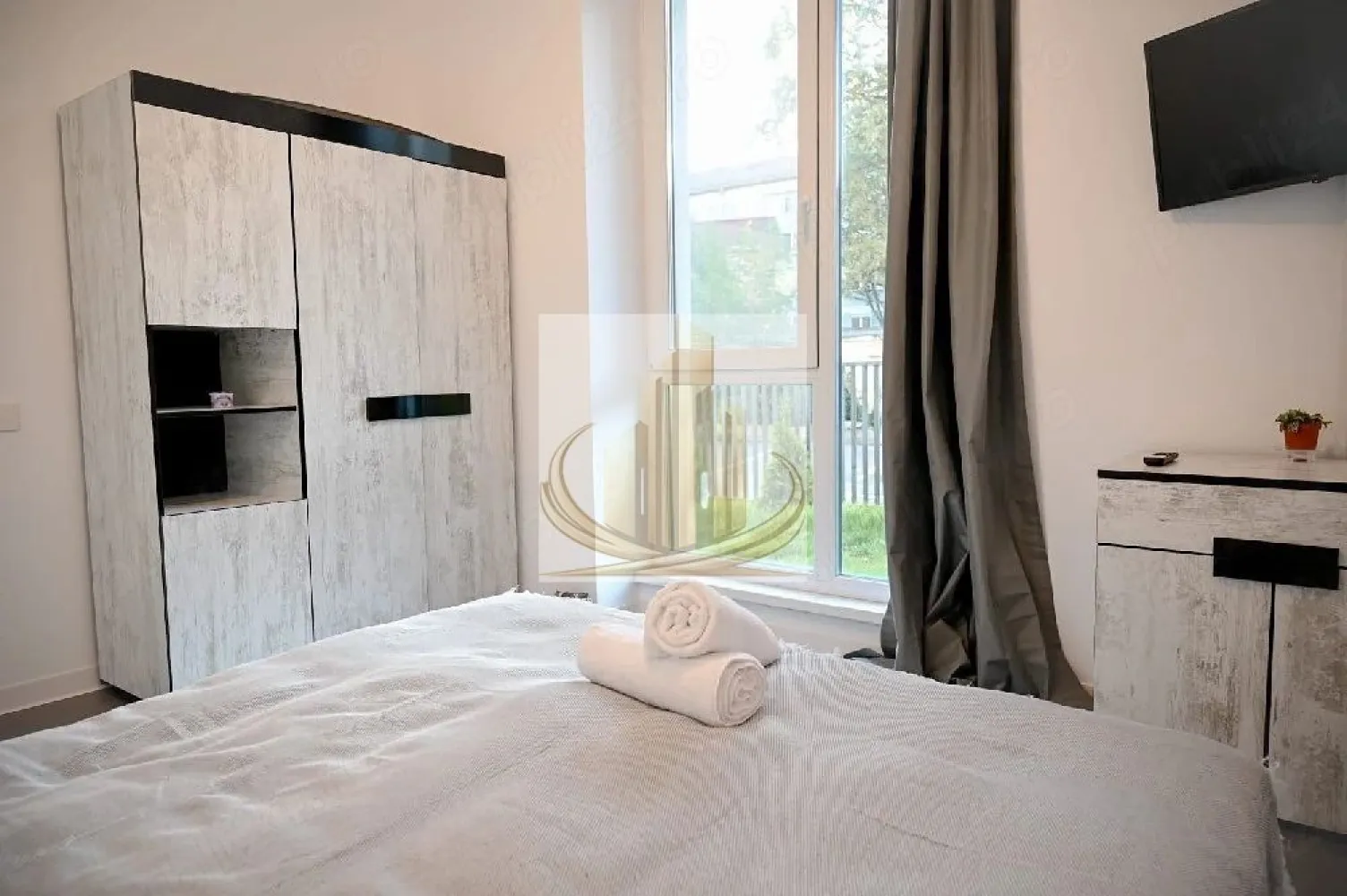 Apartament, zona centrala, 3 cam, 2 bai, parter, Complex Vivalia - Grand Mobilis Imobiliare vă propune spre vânzare un apartament premium cu terasă generoasă, situat la parter, în complexul rezidențial Vivalia, în zona Take Ionescu, lângă ISHO.

Locuința este compartimentată eficient și beneficiază de:

2 dormitoare decomandate;
2 băi;
living spațios cu bucătărie open-space;
terasă generoasă;
doar 2 apartamente pe nivel, pentru un plus de confort și intimitate.

Apartamentul se vinde complet mobilat și utilat, cu finisaje și mobilier de calitate superioară.

Parcare:

2 locuri de parcare subterane, fiecare cu CF individual;
Pretul cu un loc de parcare: 212.000 €;
posibilitatea achiziționării celui de-al doilea loc de parcare, preț negociabil.

Localizare excelentă:
Situat într-un ansamblu rezidențial modern, la câteva minute de centrul orașului și de Iulius Town, cu acces facil la creșe, grădinițe, școli, magazine și mijloace de transport.

Pentru informații suplimentare și programarea unei vizionări, vă stăm cu plăcere la dispoziție.

ID INTERN CP3156461