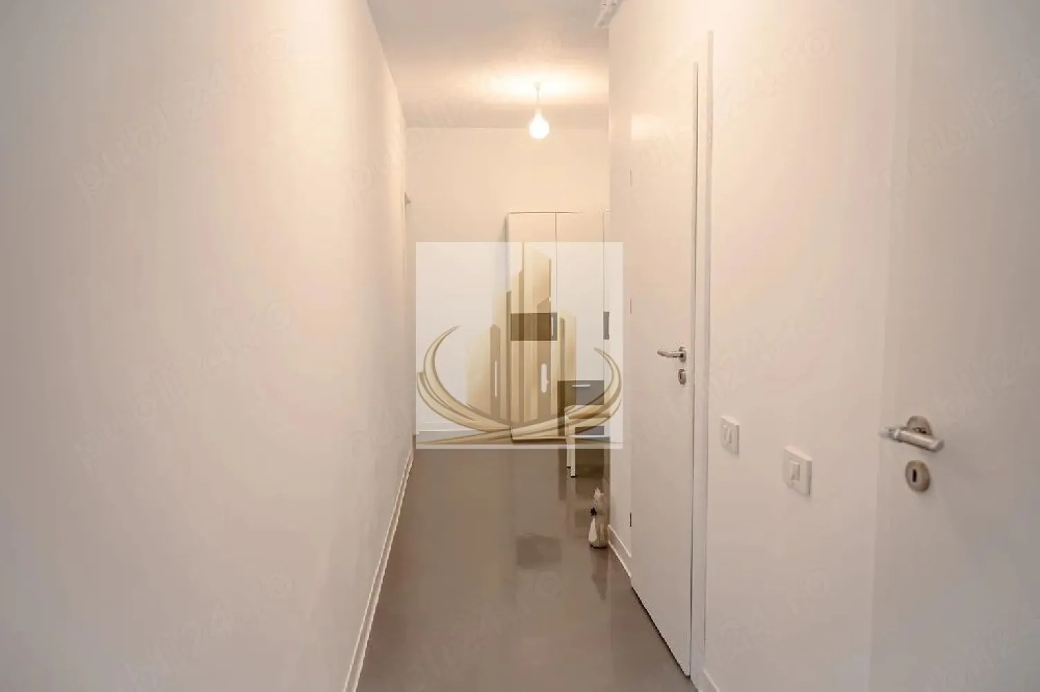 Apartament, zona centrala, 3 cam, 2 bai, parter, Complex Vivalia - Grand Mobilis Imobiliare vă propune spre vânzare un apartament premium cu terasă generoasă, situat la parter, în complexul rezidențial Vivalia, în zona Take Ionescu, lângă ISHO.

Locuința este compartimentată eficient și beneficiază de:

2 dormitoare decomandate;
2 băi;
living spațios cu bucătărie open-space;
terasă generoasă;
doar 2 apartamente pe nivel, pentru un plus de confort și intimitate.

Apartamentul se vinde complet mobilat și utilat, cu finisaje și mobilier de calitate superioară.

Parcare:

2 locuri de parcare subterane, fiecare cu CF individual;
Pretul cu un loc de parcare: 212.000 €;
posibilitatea achiziționării celui de-al doilea loc de parcare, preț negociabil.

Localizare excelentă:
Situat într-un ansamblu rezidențial modern, la câteva minute de centrul orașului și de Iulius Town, cu acces facil la creșe, grădinițe, școli, magazine și mijloace de transport.

Pentru informații suplimentare și programarea unei vizionări, vă stăm cu plăcere la dispoziție.

ID INTERN CP3156461