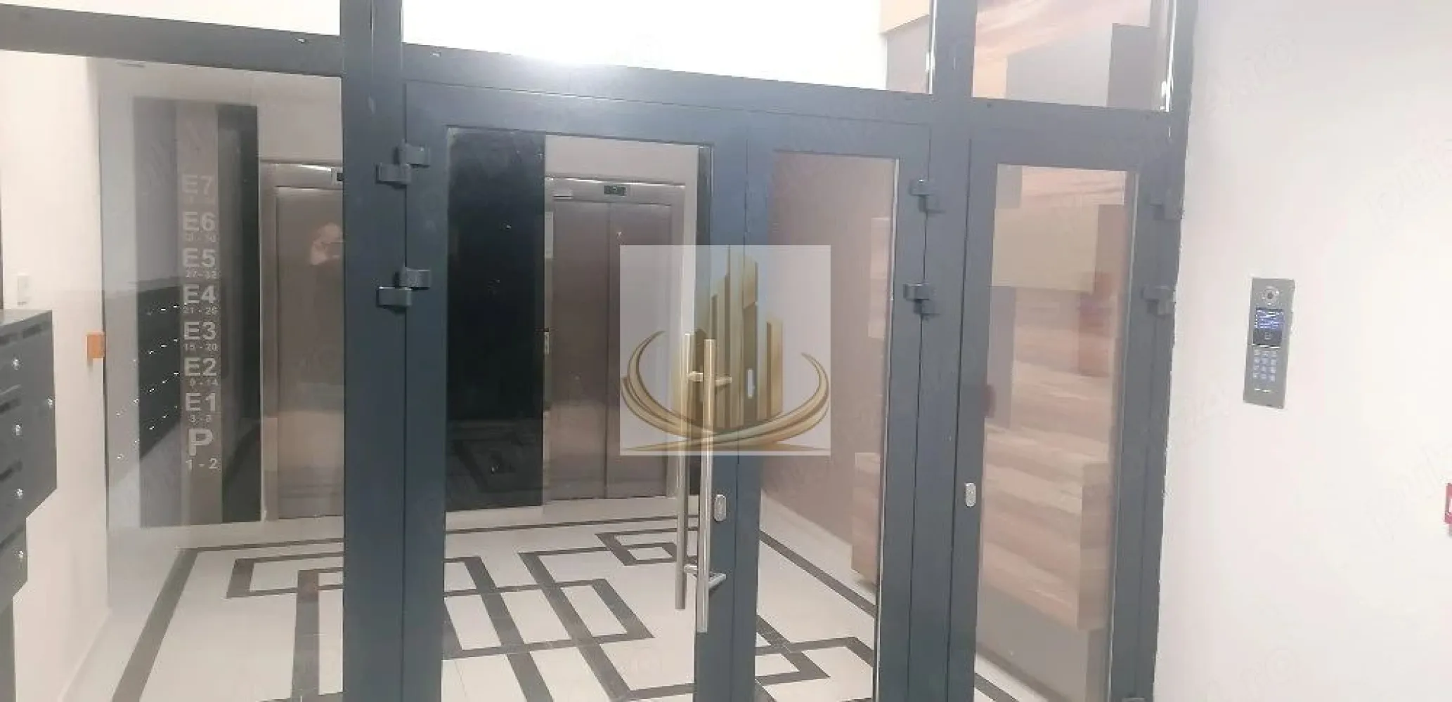 Apartament, zona centrala, 3 cam, 2 bai, parter, Complex Vivalia - Grand Mobilis Imobiliare vă propune spre vânzare un apartament premium cu terasă generoasă, situat la parter, în complexul rezidențial Vivalia, în zona Take Ionescu, lângă ISHO.

Locuința este compartimentată eficient și beneficiază de:

2 dormitoare decomandate;
2 băi;
living spațios cu bucătărie open-space;
terasă generoasă;
doar 2 apartamente pe nivel, pentru un plus de confort și intimitate.

Apartamentul se vinde complet mobilat și utilat, cu finisaje și mobilier de calitate superioară.

Parcare:

2 locuri de parcare subterane, fiecare cu CF individual;
Pretul cu un loc de parcare: 212.000 €;
posibilitatea achiziționării celui de-al doilea loc de parcare, preț negociabil.

Localizare excelentă:
Situat într-un ansamblu rezidențial modern, la câteva minute de centrul orașului și de Iulius Town, cu acces facil la creșe, grădinițe, școli, magazine și mijloace de transport.

Pentru informații suplimentare și programarea unei vizionări, vă stăm cu plăcere la dispoziție.

ID INTERN CP3156461