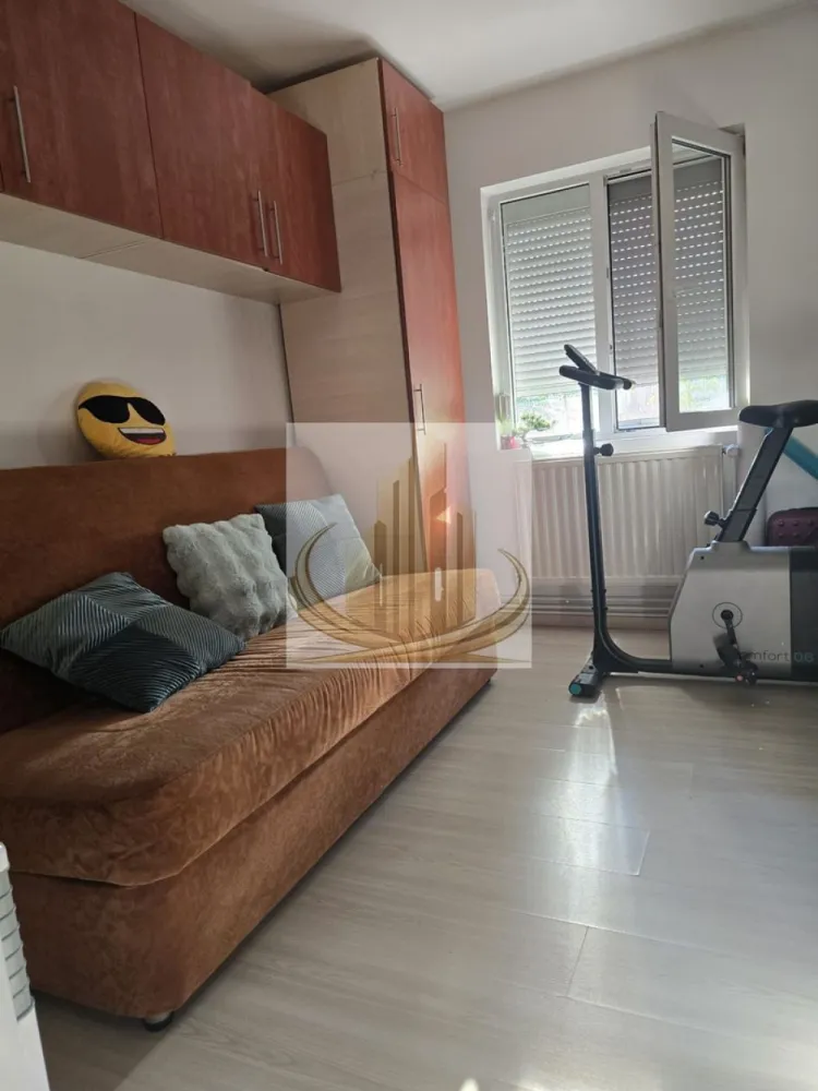 Ap 3 cam complet renovat | Centrală proprie | Zona Circumvalalatiunii - Echipa Grand Mobilis Imobiliare vă propune spre vânzare un apartament deosebit cu 3 camere, situat într-una dintre cele mai apreciate și căutate zone ale Timișoarei – Circumvalațiunii – Favorit, o zonă matură, cu multă verdeață, infrastructură excelentă și acces rapid către centrul orașului.

Cu o suprafață utilă de 65 mp, apartamentul este amplasat la parterul unui imobil cu regim de înălțime P+4, prevăzut cu acoperiș din țiglă, și se remarcă prin compartimentarea practică, spațiile generoase și nivelul ridicat al finisajelor.

Proprietatea a fost renovată integral, cu accent pe calitate, confort și durabilitate, beneficiind de:

instalație electrică complet schimbată, realizată din cupru;
instalație sanitară înlocuită;
centrală termică proprie și instalație din cupru;
tâmplărie PVC cu geam termopan și rulouri exterioare;
șapă izolatoare realizată pe întreaga suprafață a apartamentului pentru un confort termic superior;
parchet laminat de trafic intens;
gresie și faianță de calitate superioară;
uși interioare înlocuite;
ușă metalică de acces securizată;
finisaje realizate cu atenție la detalii și bun gust.

Compartimentarea este ideală pentru o familie:

living generos și luminos;
două dormitoare;
bucătărie spațioasă;
baie mare cu aerisire naturală;
balcon generos;
multiple spații pentru depozitare și organizare eficientă.

Apartamentul se vinde parțial mobilat și utilat, oferind viitorilor proprietari posibilitatea de a-l personaliza după propriul stil și preferințe.

Unul dintre cele mai importante avantaje ale proprietății este poziționarea excelentă. În imediata apropiere regăsim:

școli, grădinițe și licee;
bazin de înot și facilități sportive;
parcuri și zone verzi;
biserică;
restaurante și cafenele;
magazine și centre comerciale;
mijloace de transport în comun;
acces rapid către Piața 700, centrul orașului și principalele puncte de interes din Timișoara.

Datorită compartimentării eficiente, suprafeței generoase și poziției excelente, apartamentul este alegerea ideală pentru o familie care își dorește confort și accesibilitate. Totodată, reprezintă o oportunitate foarte bună de investiție, zona fiind una dintre cele mai căutate pentru închiriere și oferind un randament atractiv pe termen lung.

O locuință complet renovată, pregătită să devină acasă pentru noii proprietari, într-una dintre cele mai apreciate zone ale Timișoarei.

Pentru mai multe detalii sau programarea unei vizionări, echipa Grand Mobilis Imobiliare vă stă cu drag la dispoziție.
ID Intern: CP3150700