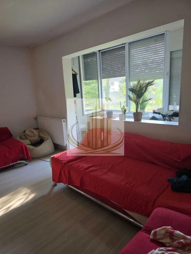 Ap 3 cam complet renovat | Centrală proprie | Zona Circumvalalatiunii - Echipa Grand Mobilis Imobiliare vă propune spre vânzare un apartament deosebit cu 3 camere, situat într-una dintre cele mai apreciate și căutate zone ale Timișoarei – Circumvalațiunii – Favorit, o zonă matură, cu multă verdeață, infrastructură excelentă și acces rapid către centrul orașului.

Cu o suprafață utilă de 65 mp, apartamentul este amplasat la parterul unui imobil cu regim de înălțime P+4, prevăzut cu acoperiș din țiglă, și se remarcă prin compartimentarea practică, spațiile generoase și nivelul ridicat al finisajelor.

Proprietatea a fost renovată integral, cu accent pe calitate, confort și durabilitate, beneficiind de:

instalație electrică complet schimbată, realizată din cupru;
instalație sanitară înlocuită;
centrală termică proprie și instalație din cupru;
tâmplărie PVC cu geam termopan și rulouri exterioare;
șapă izolatoare realizată pe întreaga suprafață a apartamentului pentru un confort termic superior;
parchet laminat de trafic intens;
gresie și faianță de calitate superioară;
uși interioare înlocuite;
ușă metalică de acces securizată;
finisaje realizate cu atenție la detalii și bun gust.

Compartimentarea este ideală pentru o familie:

living generos și luminos;
două dormitoare;
bucătărie spațioasă;
baie mare cu aerisire naturală;
balcon generos;
multiple spații pentru depozitare și organizare eficientă.

Apartamentul se vinde parțial mobilat și utilat, oferind viitorilor proprietari posibilitatea de a-l personaliza după propriul stil și preferințe.

Unul dintre cele mai importante avantaje ale proprietății este poziționarea excelentă. În imediata apropiere regăsim:

școli, grădinițe și licee;
bazin de înot și facilități sportive;
parcuri și zone verzi;
biserică;
restaurante și cafenele;
magazine și centre comerciale;
mijloace de transport în comun;
acces rapid către Piața 700, centrul orașului și principalele puncte de interes din Timișoara.

Datorită compartimentării eficiente, suprafeței generoase și poziției excelente, apartamentul este alegerea ideală pentru o familie care își dorește confort și accesibilitate. Totodată, reprezintă o oportunitate foarte bună de investiție, zona fiind una dintre cele mai căutate pentru închiriere și oferind un randament atractiv pe termen lung.

O locuință complet renovată, pregătită să devină acasă pentru noii proprietari, într-una dintre cele mai apreciate zone ale Timișoarei.

Pentru mai multe detalii sau programarea unei vizionări, echipa Grand Mobilis Imobiliare vă stă cu drag la dispoziție.
ID Intern: CP3150700