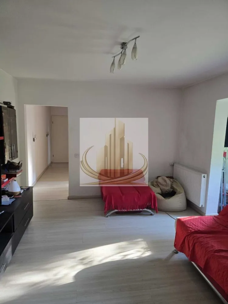 Ap 3 cam complet renovat | Centrală proprie | Zona Circumvalalatiunii - Echipa Grand Mobilis Imobiliare vă propune spre vânzare un apartament deosebit cu 3 camere, situat într-una dintre cele mai apreciate și căutate zone ale Timișoarei – Circumvalațiunii – Favorit, o zonă matură, cu multă verdeață, infrastructură excelentă și acces rapid către centrul orașului.

Cu o suprafață utilă de 65 mp, apartamentul este amplasat la parterul unui imobil cu regim de înălțime P+4, prevăzut cu acoperiș din țiglă, și se remarcă prin compartimentarea practică, spațiile generoase și nivelul ridicat al finisajelor.

Proprietatea a fost renovată integral, cu accent pe calitate, confort și durabilitate, beneficiind de:

instalație electrică complet schimbată, realizată din cupru;
instalație sanitară înlocuită;
centrală termică proprie și instalație din cupru;
tâmplărie PVC cu geam termopan și rulouri exterioare;
șapă izolatoare realizată pe întreaga suprafață a apartamentului pentru un confort termic superior;
parchet laminat de trafic intens;
gresie și faianță de calitate superioară;
uși interioare înlocuite;
ușă metalică de acces securizată;
finisaje realizate cu atenție la detalii și bun gust.

Compartimentarea este ideală pentru o familie:

living generos și luminos;
două dormitoare;
bucătărie spațioasă;
baie mare cu aerisire naturală;
balcon generos;
multiple spații pentru depozitare și organizare eficientă.

Apartamentul se vinde parțial mobilat și utilat, oferind viitorilor proprietari posibilitatea de a-l personaliza după propriul stil și preferințe.

Unul dintre cele mai importante avantaje ale proprietății este poziționarea excelentă. În imediata apropiere regăsim:

școli, grădinițe și licee;
bazin de înot și facilități sportive;
parcuri și zone verzi;
biserică;
restaurante și cafenele;
magazine și centre comerciale;
mijloace de transport în comun;
acces rapid către Piața 700, centrul orașului și principalele puncte de interes din Timișoara.

Datorită compartimentării eficiente, suprafeței generoase și poziției excelente, apartamentul este alegerea ideală pentru o familie care își dorește confort și accesibilitate. Totodată, reprezintă o oportunitate foarte bună de investiție, zona fiind una dintre cele mai căutate pentru închiriere și oferind un randament atractiv pe termen lung.

O locuință complet renovată, pregătită să devină acasă pentru noii proprietari, într-una dintre cele mai apreciate zone ale Timișoarei.

Pentru mai multe detalii sau programarea unei vizionări, echipa Grand Mobilis Imobiliare vă stă cu drag la dispoziție.
ID Intern: CP3150700