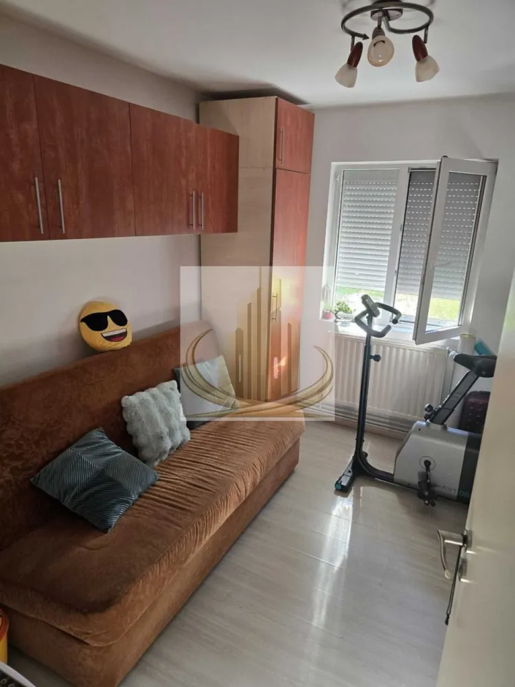 Ap 3 cam complet renovat | Centrală proprie | Zona Circumvalalatiunii - Echipa Grand Mobilis Imobiliare vă propune spre vânzare un apartament deosebit cu 3 camere, situat într-una dintre cele mai apreciate și căutate zone ale Timișoarei – Circumvalațiunii – Favorit, o zonă matură, cu multă verdeață, infrastructură excelentă și acces rapid către centrul orașului.

Cu o suprafață utilă de 65 mp, apartamentul este amplasat la parterul unui imobil cu regim de înălțime P+4, prevăzut cu acoperiș din țiglă, și se remarcă prin compartimentarea practică, spațiile generoase și nivelul ridicat al finisajelor.

Proprietatea a fost renovată integral, cu accent pe calitate, confort și durabilitate, beneficiind de:

instalație electrică complet schimbată, realizată din cupru;
instalație sanitară înlocuită;
centrală termică proprie și instalație din cupru;
tâmplărie PVC cu geam termopan și rulouri exterioare;
șapă izolatoare realizată pe întreaga suprafață a apartamentului pentru un confort termic superior;
parchet laminat de trafic intens;
gresie și faianță de calitate superioară;
uși interioare înlocuite;
ușă metalică de acces securizată;
finisaje realizate cu atenție la detalii și bun gust.

Compartimentarea este ideală pentru o familie:

living generos și luminos;
două dormitoare;
bucătărie spațioasă;
baie mare cu aerisire naturală;
balcon generos;
multiple spații pentru depozitare și organizare eficientă.

Apartamentul se vinde parțial mobilat și utilat, oferind viitorilor proprietari posibilitatea de a-l personaliza după propriul stil și preferințe.

Unul dintre cele mai importante avantaje ale proprietății este poziționarea excelentă. În imediata apropiere regăsim:

școli, grădinițe și licee;
bazin de înot și facilități sportive;
parcuri și zone verzi;
biserică;
restaurante și cafenele;
magazine și centre comerciale;
mijloace de transport în comun;
acces rapid către Piața 700, centrul orașului și principalele puncte de interes din Timișoara.

Datorită compartimentării eficiente, suprafeței generoase și poziției excelente, apartamentul este alegerea ideală pentru o familie care își dorește confort și accesibilitate. Totodată, reprezintă o oportunitate foarte bună de investiție, zona fiind una dintre cele mai căutate pentru închiriere și oferind un randament atractiv pe termen lung.

O locuință complet renovată, pregătită să devină acasă pentru noii proprietari, într-una dintre cele mai apreciate zone ale Timișoarei.

Pentru mai multe detalii sau programarea unei vizionări, echipa Grand Mobilis Imobiliare vă stă cu drag la dispoziție.
ID Intern: CP3150700
