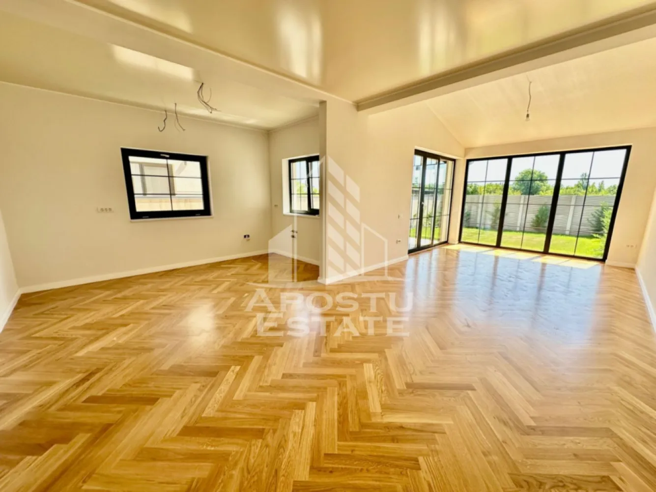 Duplex premium cu 5 camere in Braytim, la asfalt - Agentia imobiliara APOSTU ESTATE va ofera spre vanzare o jumatate de duplex cu 5 camere, situat in Braytim, comuna Giroc, jud Timis.
Beneficiaza de o suprafata de 137 mp utili + terasa de 10 mp, iar terenul aferent casei este de 270 mp.
Dispune de 2 locuri de parcare.
Regimul de inaltime al casei este P+1+pod.
Confortul termic se realizeaza cu ajutorul pompei de caldura cu incalzire in pardoseala, fiind alimentata de panouri solare de 6 kw cu baterie de stocare si dosar de prosumator.
Geamurile sunt tripan de la salamander pe culoare gri antracit cu sprosuri.
Parchetul este stratificat din lemn de stejar de 11 mm.
Podeaua este placata cu travertin, la fel si glafurile de la geamuri.
Prize Gewiss
Usi din lemn masiv stratificat, scari imbracate in lemn, iar balustrada este realizata manual.
Placa de beton peste etaj.
Zidul comun este gros de aproximativ 70 cm, avand 2 randuri de caramida cu vata intre ele, extra a mai fost pus polistiren extrudat de 5 cm + vata de 5 cm grosime + un rand de caramida plina.
Curtea este amenajata cu pomi ornamentali, piatra ornamentala, gazon cu sistem de irigare.
Terasa este acoperita cu pergola retractabila electric.
Ca si utilitati, casa este racordata la apa, gaz, curent, canalizare, iar pe strada se afla asfalt si iluminat stradal.
Casa este finalizata si pregatita pentru noii proprietari.

Compartimentare:
parter:
- hol acces
- dormitor/birou
- baie cu dus si geam
- camera tehnica
- bucatarie open space
- living spatios si luminos
- spatiu de depozitare sub scara
etaj
- hol compartimentare
- dormitor
- dormitor matrimonial cu baie proprie
- baie
- pod

Pretul este 319.000 euro negociabil pentru cea finalizata, sau daca se doreste in constructie, se poate achizitiona la pretul de 290.000 euro negociabil.
Va asteptam cu drag la o vizionare si poti deveni chiar tu noul proprietar al acestui superb duplex.
CP 3156318