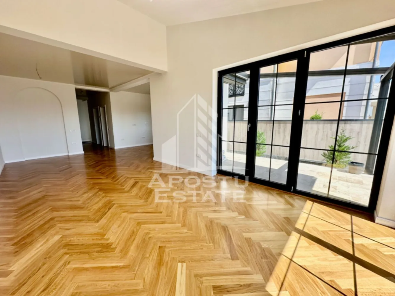 Duplex premium cu 5 camere in Braytim, la asfalt - Agentia imobiliara APOSTU ESTATE va ofera spre vanzare o jumatate de duplex cu 5 camere, situat in Braytim, comuna Giroc, jud Timis.
Beneficiaza de o suprafata de 137 mp utili + terasa de 10 mp, iar terenul aferent casei este de 270 mp.
Dispune de 2 locuri de parcare.
Regimul de inaltime al casei este P+1+pod.
Confortul termic se realizeaza cu ajutorul pompei de caldura cu incalzire in pardoseala, fiind alimentata de panouri solare de 6 kw cu baterie de stocare si dosar de prosumator.
Geamurile sunt tripan de la salamander pe culoare gri antracit cu sprosuri.
Parchetul este stratificat din lemn de stejar de 11 mm.
Podeaua este placata cu travertin, la fel si glafurile de la geamuri.
Prize Gewiss
Usi din lemn masiv stratificat, scari imbracate in lemn, iar balustrada este realizata manual.
Placa de beton peste etaj.
Zidul comun este gros de aproximativ 70 cm, avand 2 randuri de caramida cu vata intre ele, extra a mai fost pus polistiren extrudat de 5 cm + vata de 5 cm grosime + un rand de caramida plina.
Curtea este amenajata cu pomi ornamentali, piatra ornamentala, gazon cu sistem de irigare.
Terasa este acoperita cu pergola retractabila electric.
Ca si utilitati, casa este racordata la apa, gaz, curent, canalizare, iar pe strada se afla asfalt si iluminat stradal.
Casa este finalizata si pregatita pentru noii proprietari.

Compartimentare:
parter:
- hol acces
- dormitor/birou
- baie cu dus si geam
- camera tehnica
- bucatarie open space
- living spatios si luminos
- spatiu de depozitare sub scara
etaj
- hol compartimentare
- dormitor
- dormitor matrimonial cu baie proprie
- baie
- pod

Pretul este 319.000 euro negociabil pentru cea finalizata, sau daca se doreste in constructie, se poate achizitiona la pretul de 290.000 euro negociabil.
Va asteptam cu drag la o vizionare si poti deveni chiar tu noul proprietar al acestui superb duplex.
CP 3156318