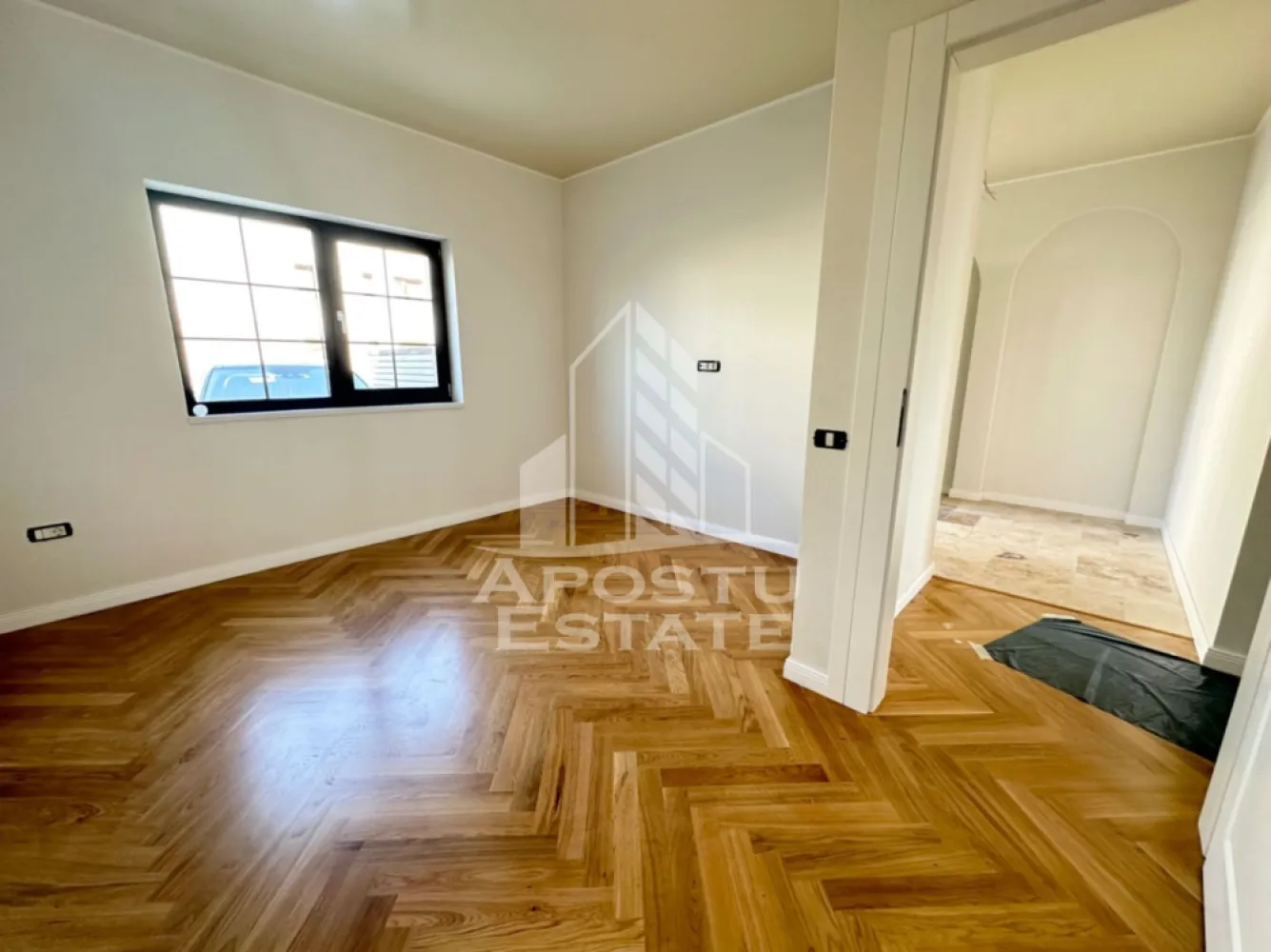 Duplex premium cu 5 camere in Braytim, la asfalt - Agentia imobiliara APOSTU ESTATE va ofera spre vanzare o jumatate de duplex cu 5 camere, situat in Braytim, comuna Giroc, jud Timis.
Beneficiaza de o suprafata de 137 mp utili + terasa de 10 mp, iar terenul aferent casei este de 270 mp.
Dispune de 2 locuri de parcare.
Regimul de inaltime al casei este P+1+pod.
Confortul termic se realizeaza cu ajutorul pompei de caldura cu incalzire in pardoseala, fiind alimentata de panouri solare de 6 kw cu baterie de stocare si dosar de prosumator.
Geamurile sunt tripan de la salamander pe culoare gri antracit cu sprosuri.
Parchetul este stratificat din lemn de stejar de 11 mm.
Podeaua este placata cu travertin, la fel si glafurile de la geamuri.
Prize Gewiss
Usi din lemn masiv stratificat, scari imbracate in lemn, iar balustrada este realizata manual.
Placa de beton peste etaj.
Zidul comun este gros de aproximativ 70 cm, avand 2 randuri de caramida cu vata intre ele, extra a mai fost pus polistiren extrudat de 5 cm + vata de 5 cm grosime + un rand de caramida plina.
Curtea este amenajata cu pomi ornamentali, piatra ornamentala, gazon cu sistem de irigare.
Terasa este acoperita cu pergola retractabila electric.
Ca si utilitati, casa este racordata la apa, gaz, curent, canalizare, iar pe strada se afla asfalt si iluminat stradal.
Casa este finalizata si pregatita pentru noii proprietari.

Compartimentare:
parter:
- hol acces
- dormitor/birou
- baie cu dus si geam
- camera tehnica
- bucatarie open space
- living spatios si luminos
- spatiu de depozitare sub scara
etaj
- hol compartimentare
- dormitor
- dormitor matrimonial cu baie proprie
- baie
- pod

Pretul este 319.000 euro negociabil pentru cea finalizata, sau daca se doreste in constructie, se poate achizitiona la pretul de 290.000 euro negociabil.
Va asteptam cu drag la o vizionare si poti deveni chiar tu noul proprietar al acestui superb duplex.
CP 3156318