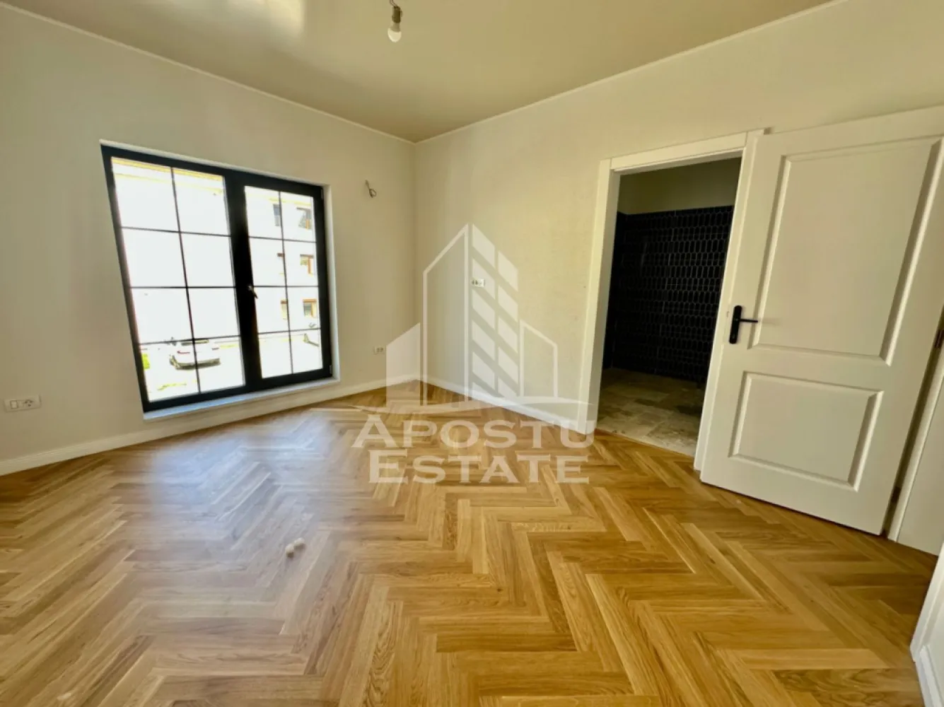 Duplex premium cu 5 camere in Braytim, la asfalt - Agentia imobiliara APOSTU ESTATE va ofera spre vanzare o jumatate de duplex cu 5 camere, situat in Braytim, comuna Giroc, jud Timis.
Beneficiaza de o suprafata de 137 mp utili + terasa de 10 mp, iar terenul aferent casei este de 270 mp.
Dispune de 2 locuri de parcare.
Regimul de inaltime al casei este P+1+pod.
Confortul termic se realizeaza cu ajutorul pompei de caldura cu incalzire in pardoseala, fiind alimentata de panouri solare de 6 kw cu baterie de stocare si dosar de prosumator.
Geamurile sunt tripan de la salamander pe culoare gri antracit cu sprosuri.
Parchetul este stratificat din lemn de stejar de 11 mm.
Podeaua este placata cu travertin, la fel si glafurile de la geamuri.
Prize Gewiss
Usi din lemn masiv stratificat, scari imbracate in lemn, iar balustrada este realizata manual.
Placa de beton peste etaj.
Zidul comun este gros de aproximativ 70 cm, avand 2 randuri de caramida cu vata intre ele, extra a mai fost pus polistiren extrudat de 5 cm + vata de 5 cm grosime + un rand de caramida plina.
Curtea este amenajata cu pomi ornamentali, piatra ornamentala, gazon cu sistem de irigare.
Terasa este acoperita cu pergola retractabila electric.
Ca si utilitati, casa este racordata la apa, gaz, curent, canalizare, iar pe strada se afla asfalt si iluminat stradal.
Casa este finalizata si pregatita pentru noii proprietari.

Compartimentare:
parter:
- hol acces
- dormitor/birou
- baie cu dus si geam
- camera tehnica
- bucatarie open space
- living spatios si luminos
- spatiu de depozitare sub scara
etaj
- hol compartimentare
- dormitor
- dormitor matrimonial cu baie proprie
- baie
- pod

Pretul este 319.000 euro negociabil pentru cea finalizata, sau daca se doreste in constructie, se poate achizitiona la pretul de 290.000 euro negociabil.
Va asteptam cu drag la o vizionare si poti deveni chiar tu noul proprietar al acestui superb duplex.
CP 3156318