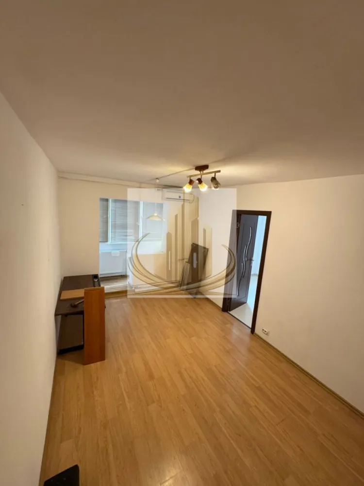 Apartament 3 camere et. 1 în Timișoara Zona Dacia - Grand Mobilis Imobiliare vă propune spre vânzare un apartament cu 3 camere, semidecomandat, situat la etajul 1, în Timișoara, pe strada Timiș.

Caracteristici:
3 camere
Compartimentare semidecomandată
Etaj 1
Gaz tras până la ușa apartamentului, cu posibilitatea montării unei centrale termice proprii
2 aparate de aer condiționat
Apartamentul este liber și disponibil imediat
Localizare excelentă:
La aproximativ 5 minute de Iulius Town
La 2 minute de Lidl și de Piața Dacia
Școala Generală nr. 24 este situată chiar peste drum
Grădiniță și creșă în imediata apropiere, în spatele blocului

Apartamentul beneficiază de o poziție foarte bună, cu acces rapid la magazine, unități de învățământ și principalele puncte de interes ale orașului.

Pentru mai multe informații sau pentru programarea unei vizionări, vă stăm la dispoziție.

ID Intern CP3156038
