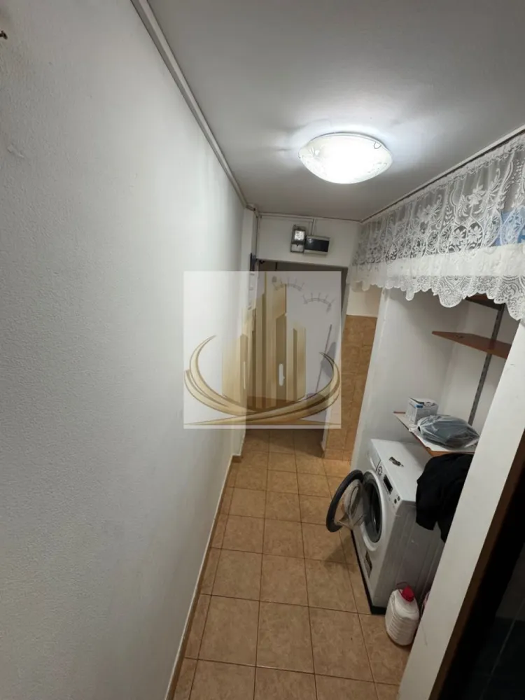 Apartament 3 camere et. 1 în Timișoara Zona Dacia - Grand Mobilis Imobiliare vă propune spre vânzare un apartament cu 3 camere, semidecomandat, situat la etajul 1, în Timișoara, pe strada Timiș.

Caracteristici:
3 camere
Compartimentare semidecomandată
Etaj 1
Gaz tras până la ușa apartamentului, cu posibilitatea montării unei centrale termice proprii
2 aparate de aer condiționat
Apartamentul este liber și disponibil imediat
Localizare excelentă:
La aproximativ 5 minute de Iulius Town
La 2 minute de Lidl și de Piața Dacia
Școala Generală nr. 24 este situată chiar peste drum
Grădiniță și creșă în imediata apropiere, în spatele blocului

Apartamentul beneficiază de o poziție foarte bună, cu acces rapid la magazine, unități de învățământ și principalele puncte de interes ale orașului.

Pentru mai multe informații sau pentru programarea unei vizionări, vă stăm la dispoziție.

ID Intern CP3156038