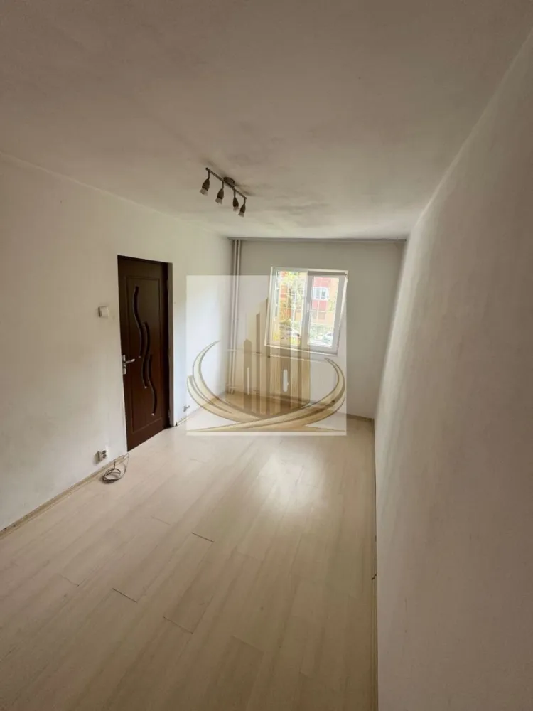 Apartament 3 camere et. 1 în Timișoara Zona Dacia - Grand Mobilis Imobiliare vă propune spre vânzare un apartament cu 3 camere, semidecomandat, situat la etajul 1, în Timișoara, pe strada Timiș.

Caracteristici:
3 camere
Compartimentare semidecomandată
Etaj 1
Gaz tras până la ușa apartamentului, cu posibilitatea montării unei centrale termice proprii
2 aparate de aer condiționat
Apartamentul este liber și disponibil imediat
Localizare excelentă:
La aproximativ 5 minute de Iulius Town
La 2 minute de Lidl și de Piața Dacia
Școala Generală nr. 24 este situată chiar peste drum
Grădiniță și creșă în imediata apropiere, în spatele blocului

Apartamentul beneficiază de o poziție foarte bună, cu acces rapid la magazine, unități de învățământ și principalele puncte de interes ale orașului.

Pentru mai multe informații sau pentru programarea unei vizionări, vă stăm la dispoziție.

ID Intern CP3156038