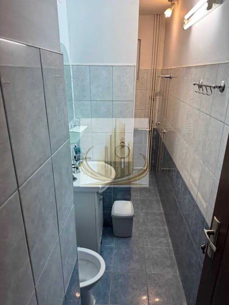 Apartament 3 camere et. 1 în Timișoara Zona Dacia - Grand Mobilis Imobiliare vă propune spre vânzare un apartament cu 3 camere, semidecomandat, situat la etajul 1, în Timișoara, pe strada Timiș.

Caracteristici:
3 camere
Compartimentare semidecomandată
Etaj 1
Gaz tras până la ușa apartamentului, cu posibilitatea montării unei centrale termice proprii
2 aparate de aer condiționat
Apartamentul este liber și disponibil imediat
Localizare excelentă:
La aproximativ 5 minute de Iulius Town
La 2 minute de Lidl și de Piața Dacia
Școala Generală nr. 24 este situată chiar peste drum
Grădiniță și creșă în imediata apropiere, în spatele blocului

Apartamentul beneficiază de o poziție foarte bună, cu acces rapid la magazine, unități de învățământ și principalele puncte de interes ale orașului.

Pentru mai multe informații sau pentru programarea unei vizionări, vă stăm la dispoziție.

ID Intern CP3156038