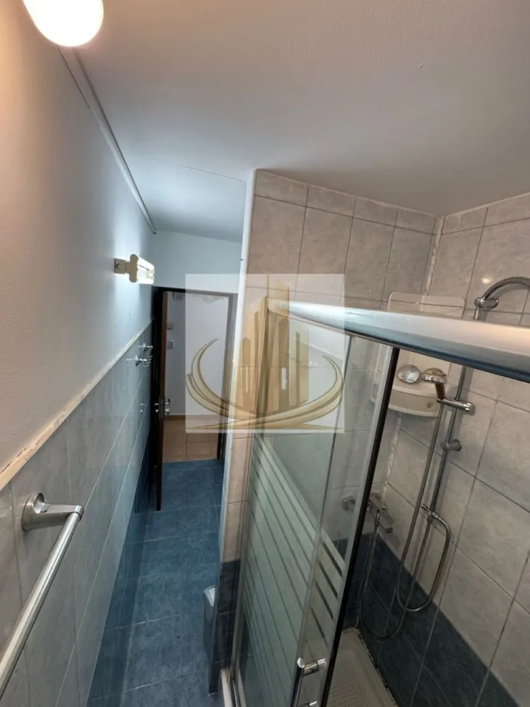 Apartament 3 camere et. 1 în Timișoara Zona Dacia - Grand Mobilis Imobiliare vă propune spre vânzare un apartament cu 3 camere, semidecomandat, situat la etajul 1, în Timișoara, pe strada Timiș.

Caracteristici:
3 camere
Compartimentare semidecomandată
Etaj 1
Gaz tras până la ușa apartamentului, cu posibilitatea montării unei centrale termice proprii
2 aparate de aer condiționat
Apartamentul este liber și disponibil imediat
Localizare excelentă:
La aproximativ 5 minute de Iulius Town
La 2 minute de Lidl și de Piața Dacia
Școala Generală nr. 24 este situată chiar peste drum
Grădiniță și creșă în imediata apropiere, în spatele blocului

Apartamentul beneficiază de o poziție foarte bună, cu acces rapid la magazine, unități de învățământ și principalele puncte de interes ale orașului.

Pentru mai multe informații sau pentru programarea unei vizionări, vă stăm la dispoziție.

ID Intern CP3156038