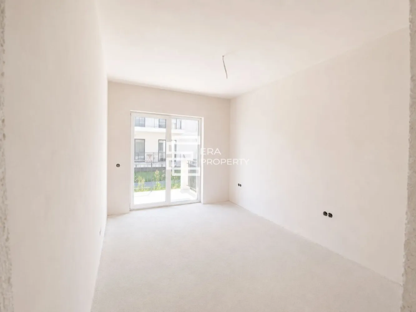 Apartament 2 camere-54 mp - boxa - Selimbar zona Brana - Apartament 2 camere-54 mp - boxa - Selimbar zona Brana

Descoperă confortul unui cămin modern într-un bloc nou, cu regim de înălțime P+3E, dotat cu lift! Acest apartament de 2 camere, situat la parter, are o suprafață utilă de 54 mp și se remarcă prin compartimentarea practică.
 Compartimentare eficienta: living spațios cu bucătărie open space, dormitor luminos, baie, balcon cu acces din bucatarie si dormitor.
* Loc de parcare inclus în preț

Apartamentul se predă la stadiul semifinisat:
*Pereți tencuiți și gletuiți, pregătiți pentru vopsea/lavabilă
*Ușa intrare și ferestre montate 3 foi de sticla , 5 camere.
*Instalații electrice si sanitare trase pe poziție .
*Centrală, incalzire in pardoseala.
*Șapă elicopterizata.
* Contoare de utilități (apă, gaz, curent)

Ideal pentru:
familii tinere care își doresc confort și intimitate
persoane care caută o locuință modernă, bine compartimentată
achiziție atât pentru locuit, cât și pentru investiție

Modalități de plată acceptate: cash / credit bancar.

Preț: 110.000 € tva inclus
📞 Contactează-ne pentru vizionare: 0772 298 572