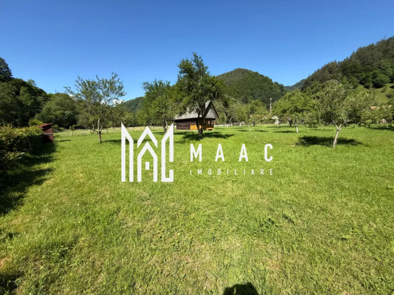 Teren Intravilan | 3050 Mp | Ieșire la Râu | Râul Sadului - MAAC Imobiliare vă propune spre vânzare un teren deosebit, situat în Râul Sadului, una dintre cele mai apreciate zone pentru relaxare și investiții din apropierea Sibiului.

Proprietatea are o suprafață de 3.050 mp și este situată în intravilan, beneficiind de o configurație dreaptă, ideală pentru dezvoltarea unei case de vacanță, a unei cabane turistice sau a unei locuințe permanente. Terenul este complet împrejmuit și dispune de unul dintre cele mai căutate avantaje ale zonei: ieșire directă la râu, oferind un cadru natural spectaculos și multă intimitate.

Un alt avantaj important este poziționarea sa: proprietatea este retrasă de la drumul principal, oferind liniște și intimitate, dar beneficiază în același timp de acces facil, la aproximativ 50 de metri de DN, ceea ce asigură o conectivitate excelentă pe tot parcursul anului.

Pe teren se regăsesc pomi fructiferi care completează atmosfera autentică a locului, precum și o cabană existentă, ce poate fi utilizată imediat sau integrată într-un viitor proiect de amenajare.

Caracteristici:
• Suprafață teren: 3.050 mp;
• Teren intravilan;
• Formă dreaptă și ușor de valorificat;
• Complet împrejmuit;
• Ieșire directă la râu;
• Retras de la drumul principal;
• Acces facil, la aproximativ 50 m de DN;
• Pomi fructiferi;
• Cabană existentă pe proprietate;
• Zonă liniștită, cu peisaje deosebite.

O proprietate rară, care îmbină perfect accesibilitatea cu farmecul naturii, fiind ideală atât pentru o locuință de vacanță, cât și pentru o investiție cu potențial turistic.

Pentru mai multe detalii sau pentru programarea unei vizionări, vă rugăm să ne contactați să specificați ID:CP3157048