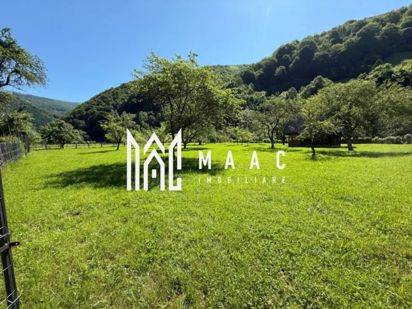 Teren Intravilan | 3050 Mp | Ieșire la Râu | Râul Sadului - MAAC Imobiliare vă propune spre vânzare un teren deosebit, situat în Râul Sadului, una dintre cele mai apreciate zone pentru relaxare și investiții din apropierea Sibiului.

Proprietatea are o suprafață de 3.050 mp și este situată în intravilan, beneficiind de o configurație dreaptă, ideală pentru dezvoltarea unei case de vacanță, a unei cabane turistice sau a unei locuințe permanente. Terenul este complet împrejmuit și dispune de unul dintre cele mai căutate avantaje ale zonei: ieșire directă la râu, oferind un cadru natural spectaculos și multă intimitate.

Un alt avantaj important este poziționarea sa: proprietatea este retrasă de la drumul principal, oferind liniște și intimitate, dar beneficiază în același timp de acces facil, la aproximativ 50 de metri de DN, ceea ce asigură o conectivitate excelentă pe tot parcursul anului.

Pe teren se regăsesc pomi fructiferi care completează atmosfera autentică a locului, precum și o cabană existentă, ce poate fi utilizată imediat sau integrată într-un viitor proiect de amenajare.

Caracteristici:
• Suprafață teren: 3.050 mp;
• Teren intravilan;
• Formă dreaptă și ușor de valorificat;
• Complet împrejmuit;
• Ieșire directă la râu;
• Retras de la drumul principal;
• Acces facil, la aproximativ 50 m de DN;
• Pomi fructiferi;
• Cabană existentă pe proprietate;
• Zonă liniștită, cu peisaje deosebite.

O proprietate rară, care îmbină perfect accesibilitatea cu farmecul naturii, fiind ideală atât pentru o locuință de vacanță, cât și pentru o investiție cu potențial turistic.

Pentru mai multe detalii sau pentru programarea unei vizionări, vă rugăm să ne contactați să specificați ID:CP3157048