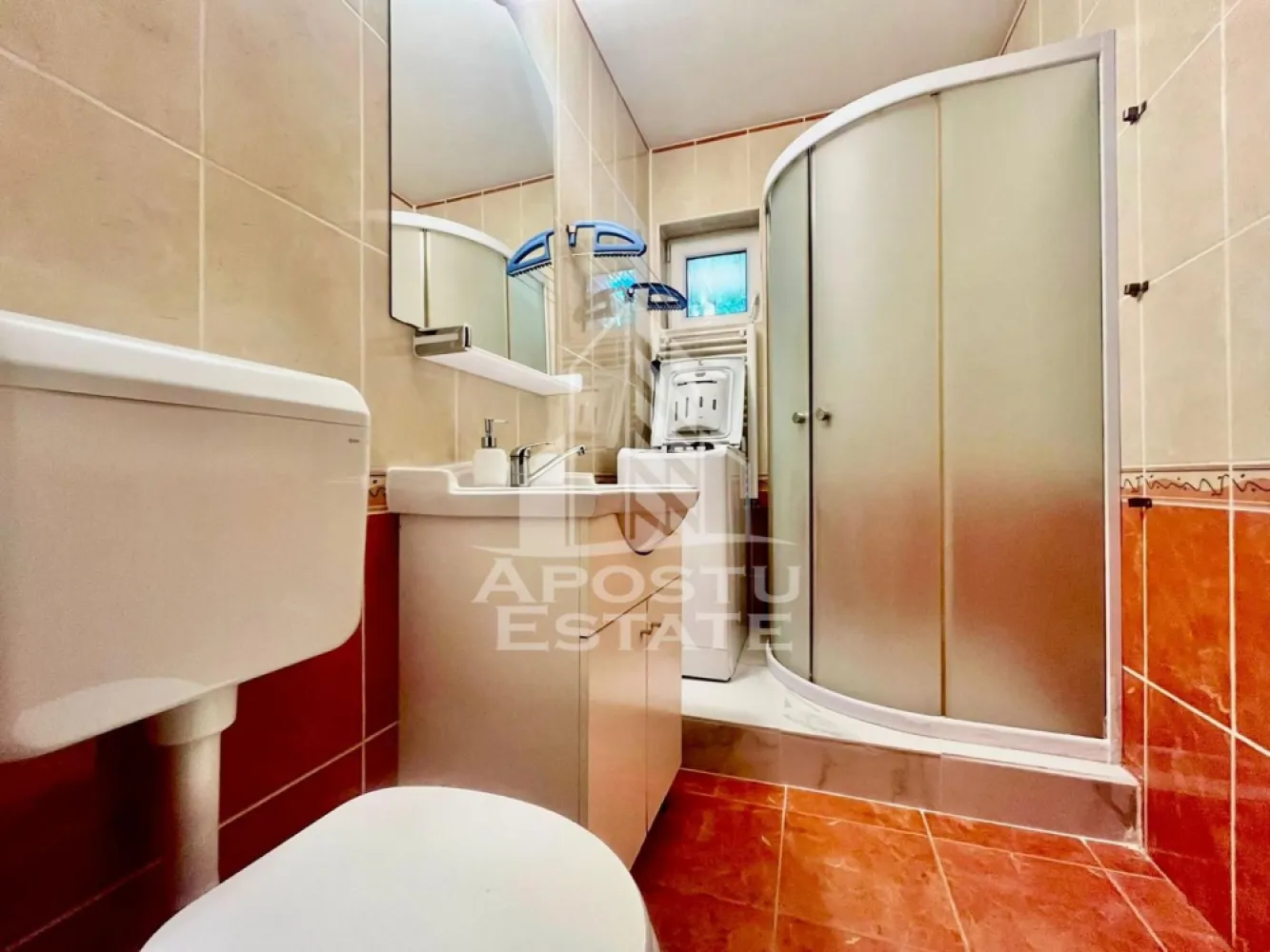 Apartament 2 camere, 52 mp utili, zona Podgoria - Apostu Estate va ofera spre inchiriere un apartament modern cu 2 camere, situat in zona Podgoria, intr-o locatie accesibila si apreciata.
Apartamentul este compartimentat practic si dispune de un living spatios si luminos, un dormitor confortabil, o bucatarie inchisa complet mobilata si utilata, precum si o baie amenajata modern.
Locuinta este dotata cu doua aparate de aer conditionat, asigurand confortul termic pe tot parcursul anului.
De asemenea, apartamentul beneficiaza de masina de spalat si masina de uscat rufe, oferind un plus de comoditate pentru viitorii chiriasi.
Mobilierul si electrocasnicele sunt in stare foarte buna, gata pentru mutare imediata.
Zona Podgoria ofera acces rapid catre mijloace de transport, magazine, restaurante si alte puncte de interes.
Apartamentul este ideal pentru un cuplu, o persoana singura sau o familie la inceput de drum.
Pentru mai multe informatii sau pentru programarea unei vizionari, va stam la dispozitie.
ID CP3155256