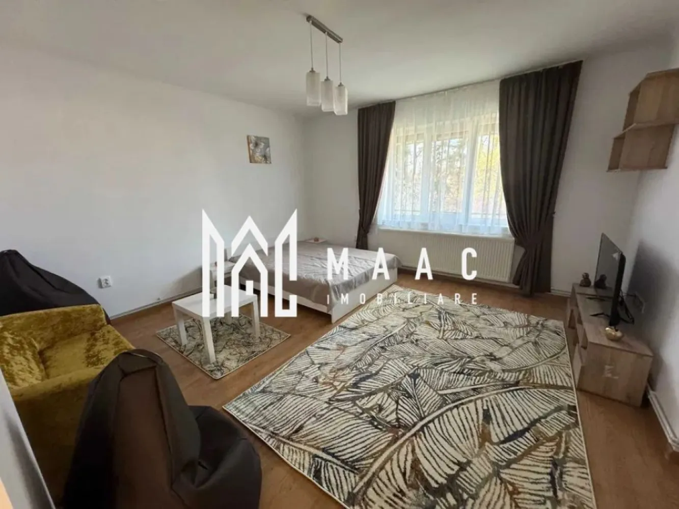 Apartament 1 camera | Etaj 1 | Decomandat | Ultracentral - MAAC Imobiliare vă propune spre închiriere un apartament cu o cameră, decomandat, situat la etajul unei case din zona centrală, ce are curte comuna cu alti 4 proprietari.

Locuinta cuprinde: hol de acces, cameră spațioasă, bucătărie, baie cu geam.
Designul modern si ambientul placut imprima locatiei o energie pozitiva si un aer calm, intim.

Se inchiriaza pentru o perioada de minim 12 luni.
Se percepe garanție in cuantumul unei chirii lunare.
Acceptă un animal de companie-de talie mica.
Disponibil imediat.

În imediata apropiere se află centre comerciale, instituții de învățământ, bancare, mijloace de transport în comun.

Pentru mai multe detalii, precizați telefonic că ați văzut anunțul cu ID: CP2240397.
