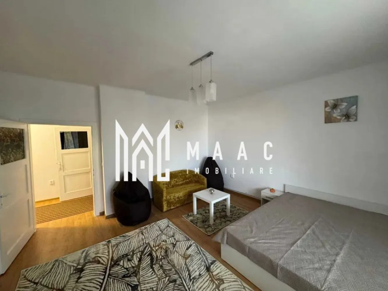 Apartament 1 camera | Etaj 1 | Decomandat | Ultracentral - MAAC Imobiliare vă propune spre închiriere un apartament cu o cameră, decomandat, situat la etajul unei case din zona centrală, ce are curte comuna cu alti 4 proprietari.

Locuinta cuprinde: hol de acces, cameră spațioasă, bucătărie, baie cu geam.
Designul modern si ambientul placut imprima locatiei o energie pozitiva si un aer calm, intim.

Se inchiriaza pentru o perioada de minim 12 luni.
Se percepe garanție in cuantumul unei chirii lunare.
Acceptă un animal de companie-de talie mica.
Disponibil imediat.

În imediata apropiere se află centre comerciale, instituții de învățământ, bancare, mijloace de transport în comun.

Pentru mai multe detalii, precizați telefonic că ați văzut anunțul cu ID: CP2240397.