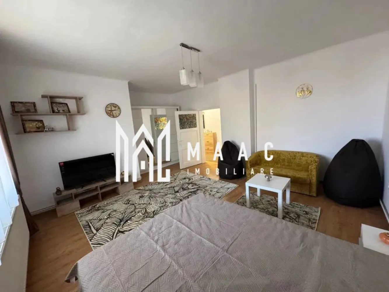Apartament 1 camera | Etaj 1 | Decomandat | Ultracentral - MAAC Imobiliare vă propune spre închiriere un apartament cu o cameră, decomandat, situat la etajul unei case din zona centrală, ce are curte comuna cu alti 4 proprietari.

Locuinta cuprinde: hol de acces, cameră spațioasă, bucătărie, baie cu geam.
Designul modern si ambientul placut imprima locatiei o energie pozitiva si un aer calm, intim.

Se inchiriaza pentru o perioada de minim 12 luni.
Se percepe garanție in cuantumul unei chirii lunare.
Acceptă un animal de companie-de talie mica.
Disponibil imediat.

În imediata apropiere se află centre comerciale, instituții de învățământ, bancare, mijloace de transport în comun.

Pentru mai multe detalii, precizați telefonic că ați văzut anunțul cu ID: CP2240397.